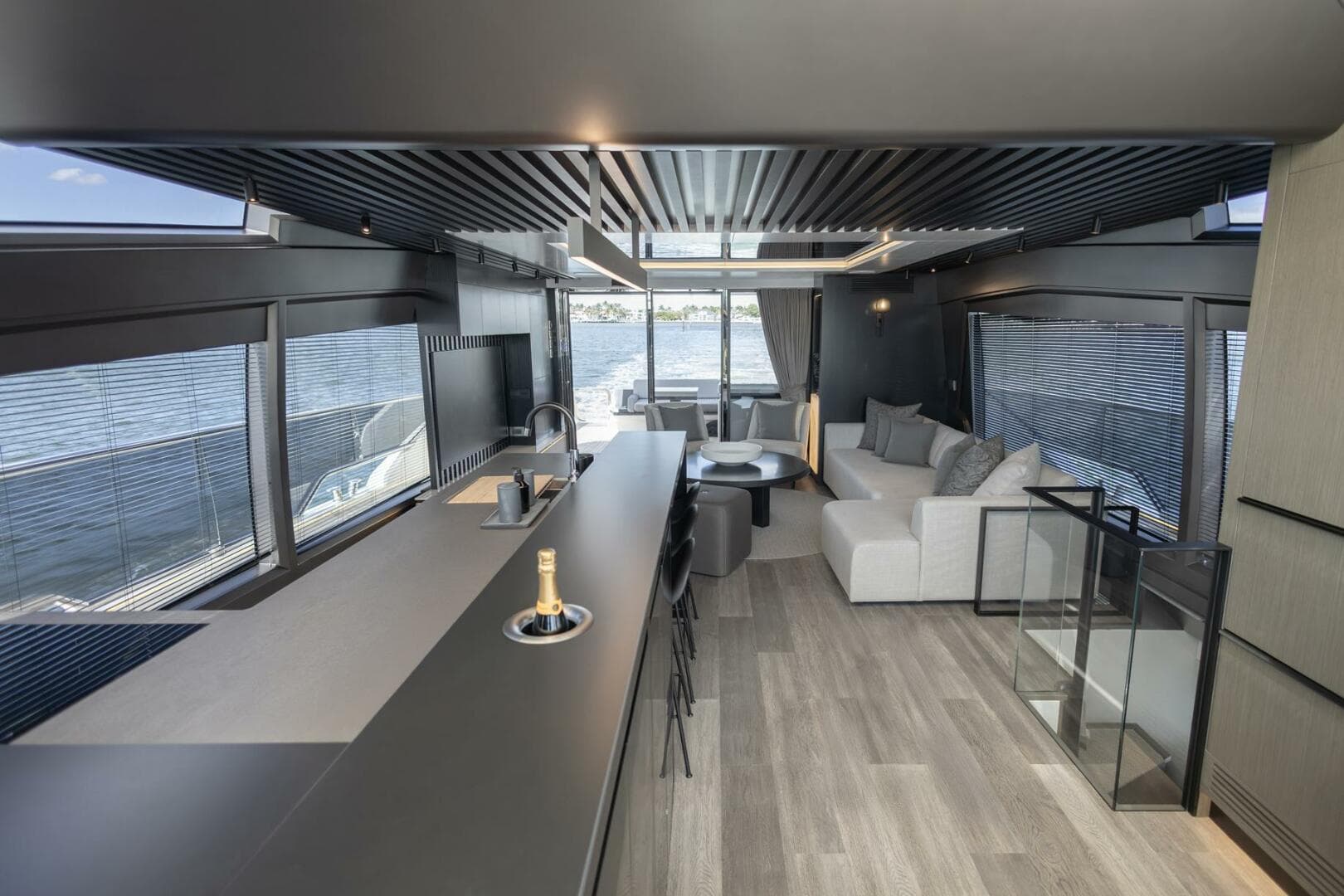 2025 Pearl 72 — photo 9