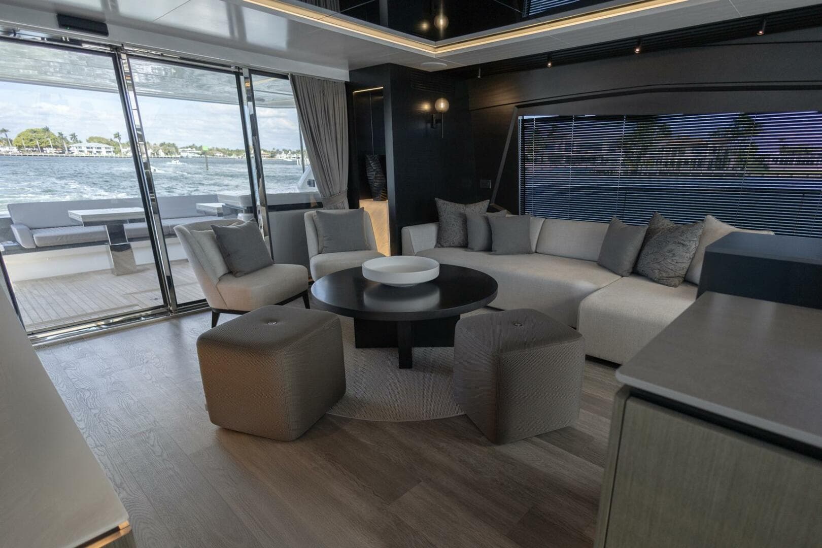 2025 Pearl 72 — photo 11