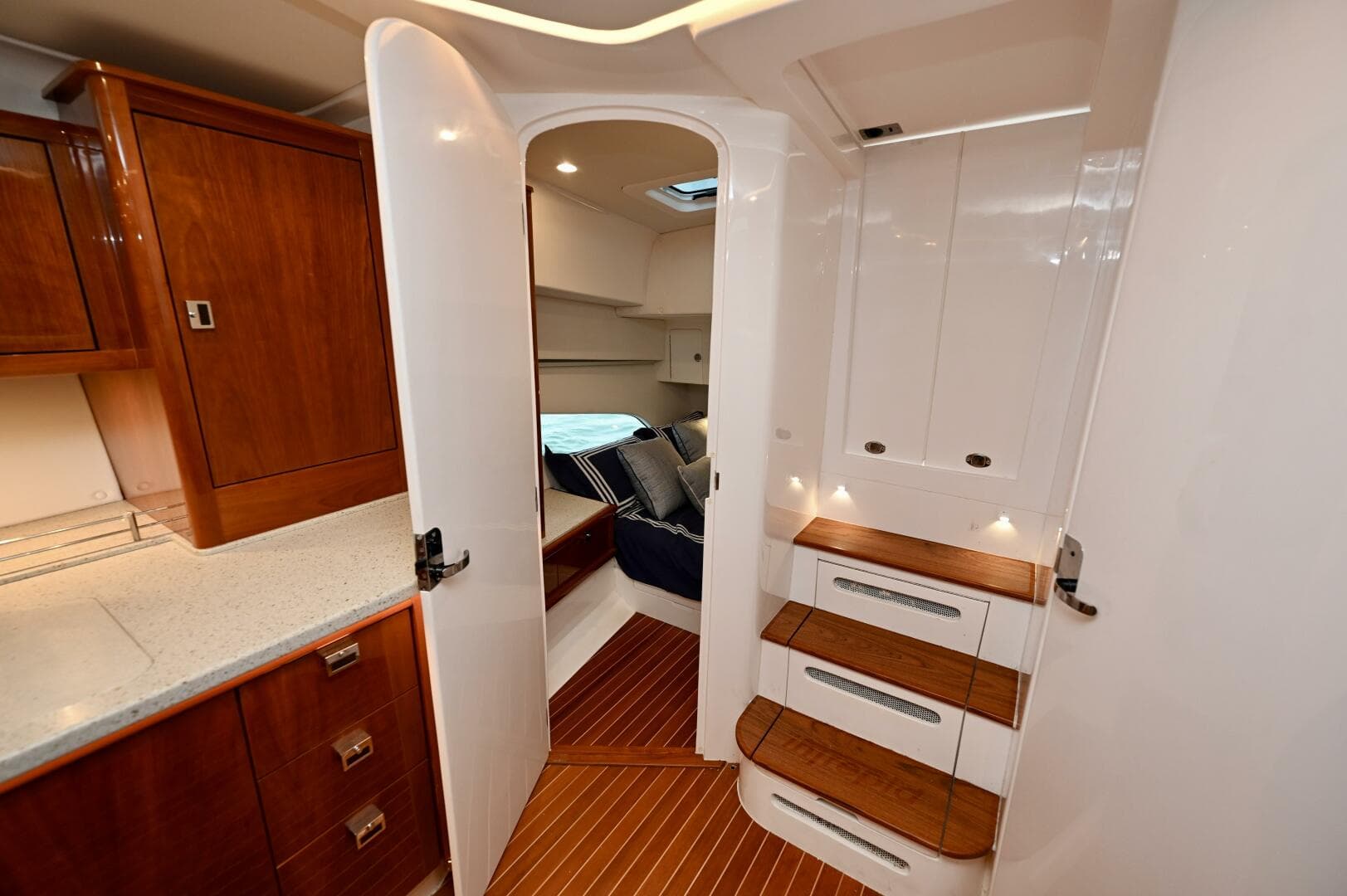 2021 Intrepid 438 Evolution — photo 32