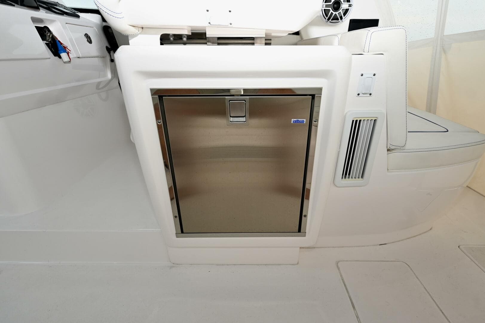 2021 Intrepid 438 Evolution — photo 25