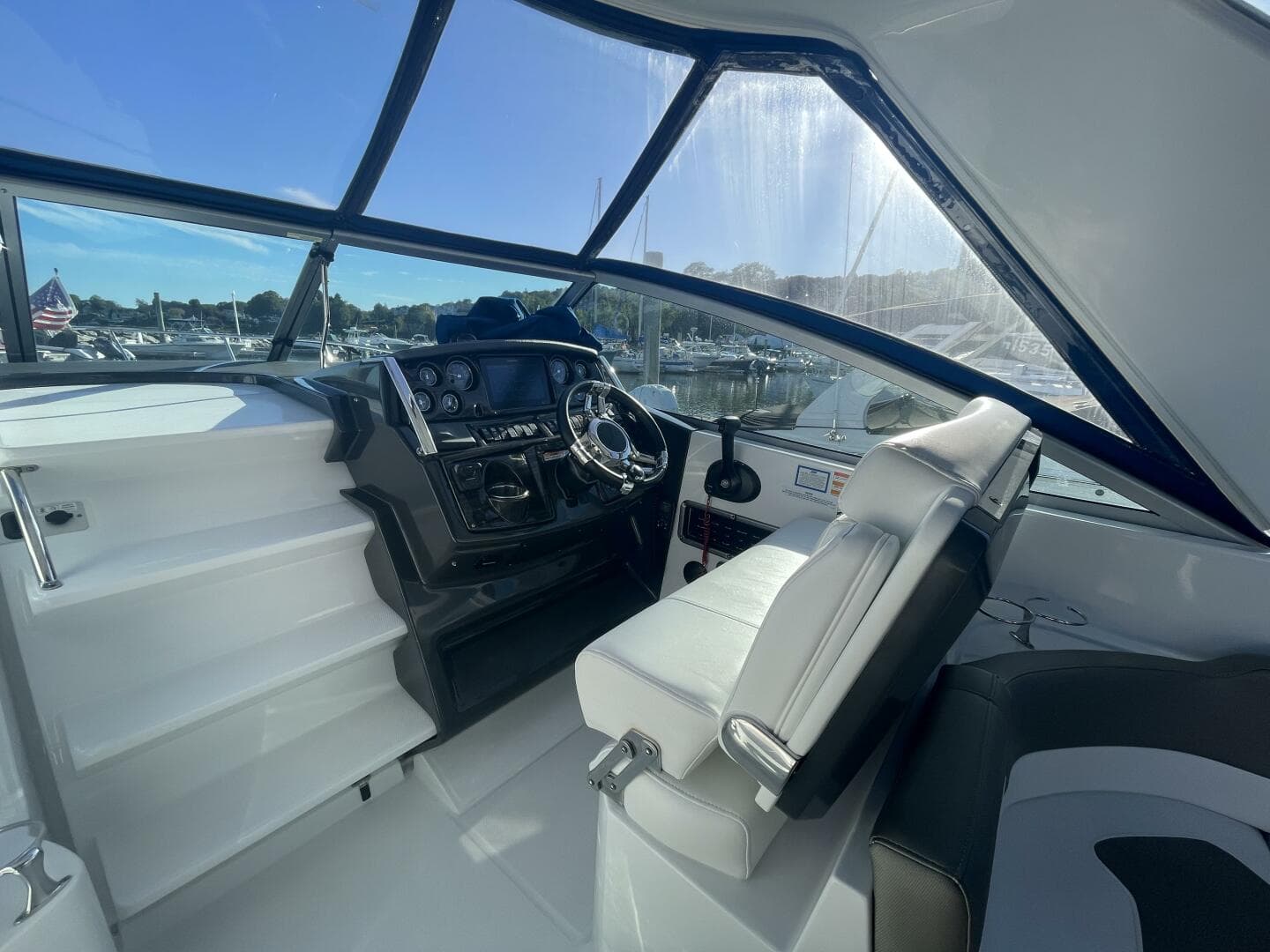 2019 Monterey 295 Sport Yacht — photo 11