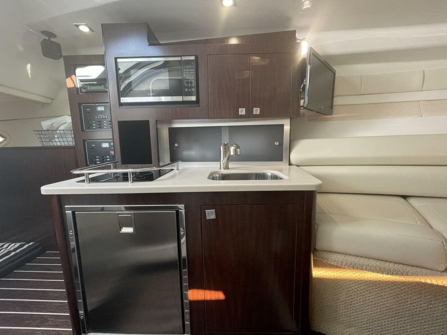 2019 Monterey 295 Sport Yacht — photo 16