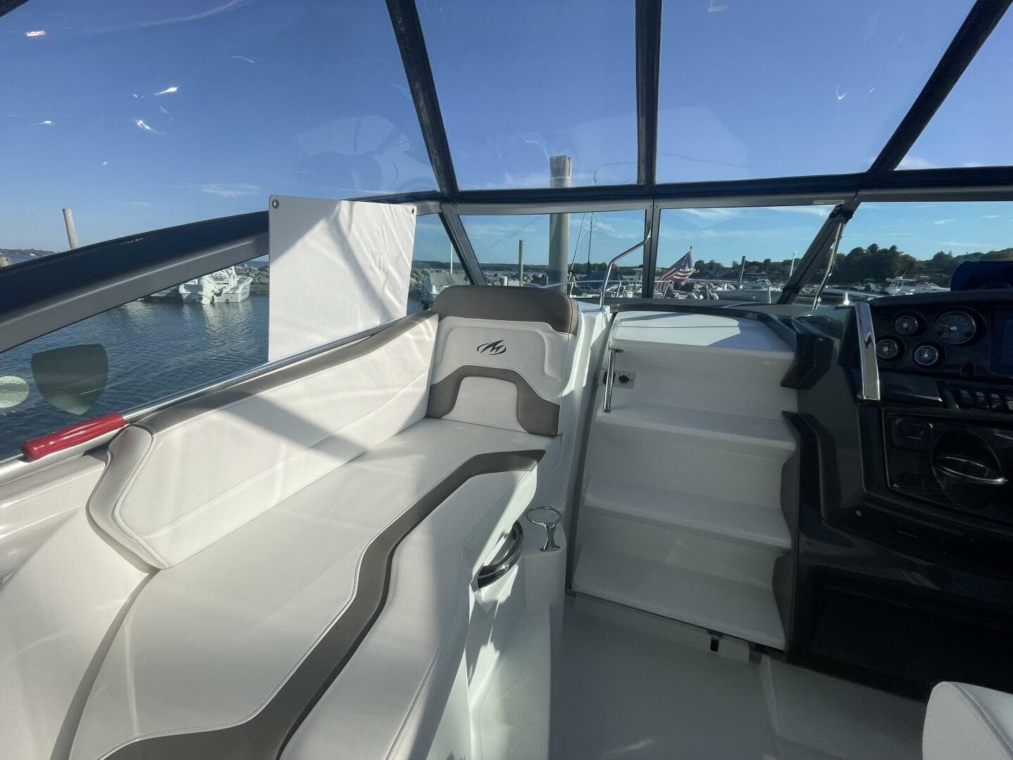 2019 Monterey 295 Sport Yacht — photo 10