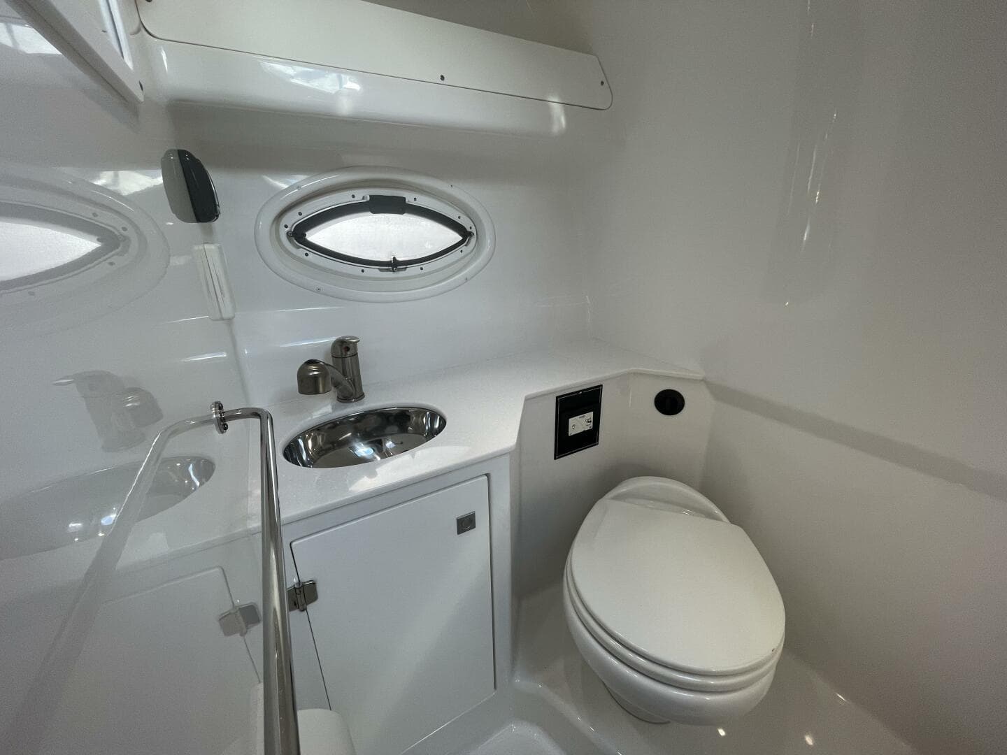 2019 Monterey 295 Sport Yacht — photo 21