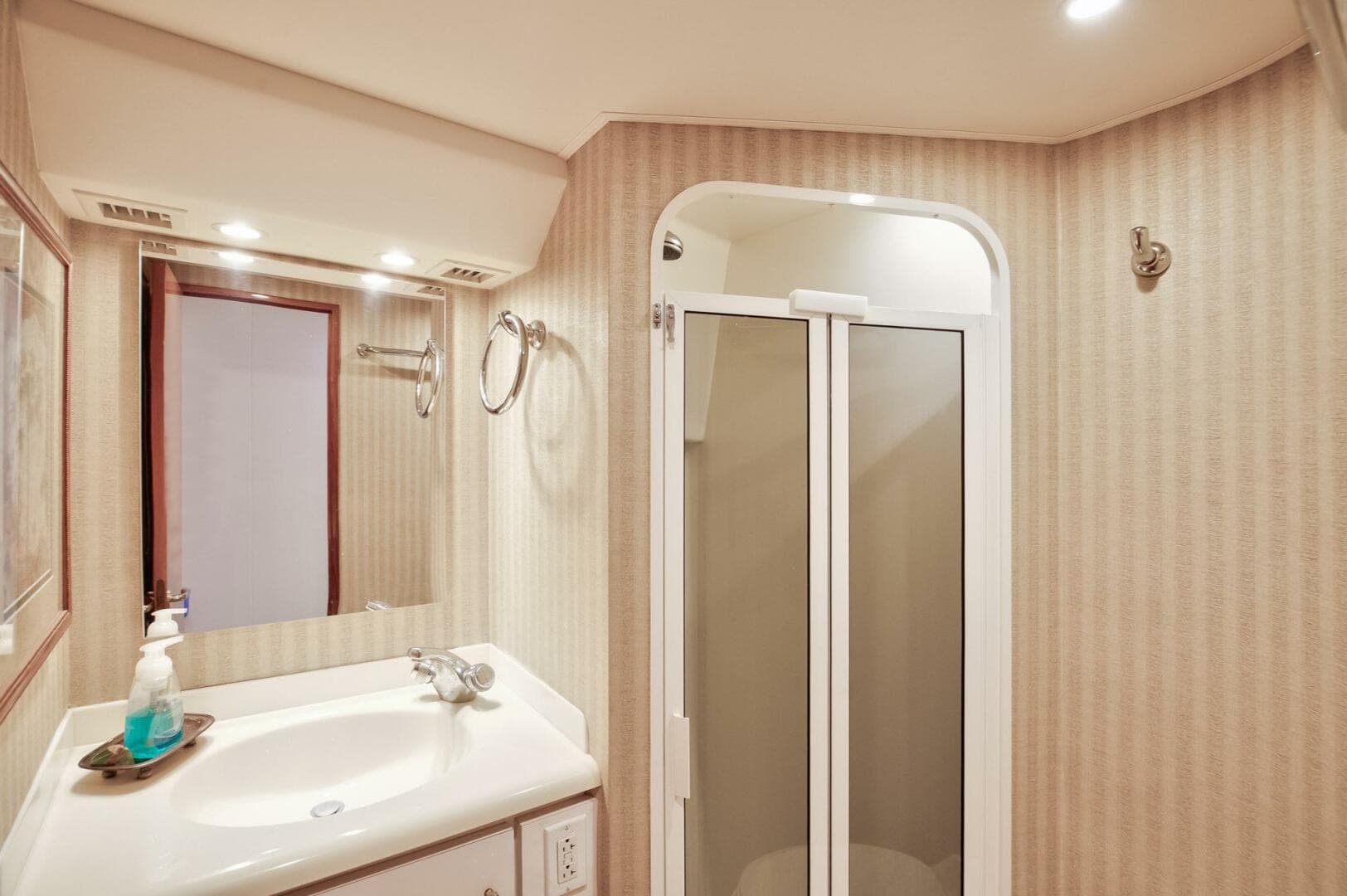 2002 Viking 61 — photo 18