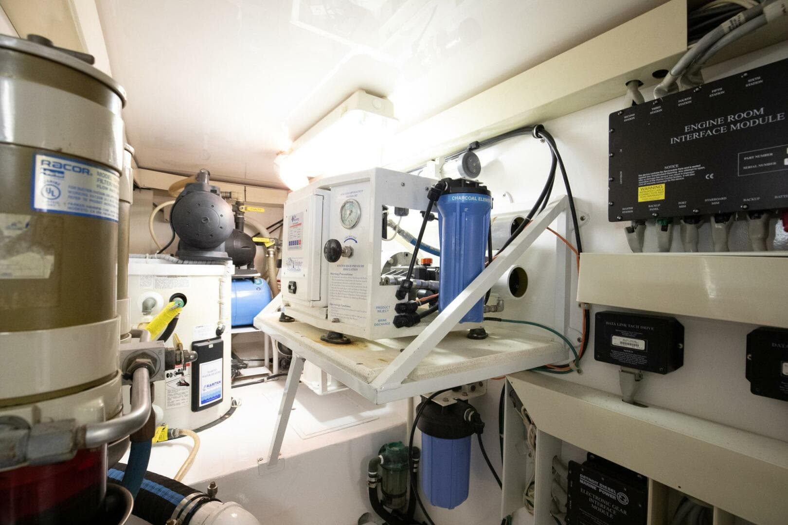 2002 Viking 61 — photo 49