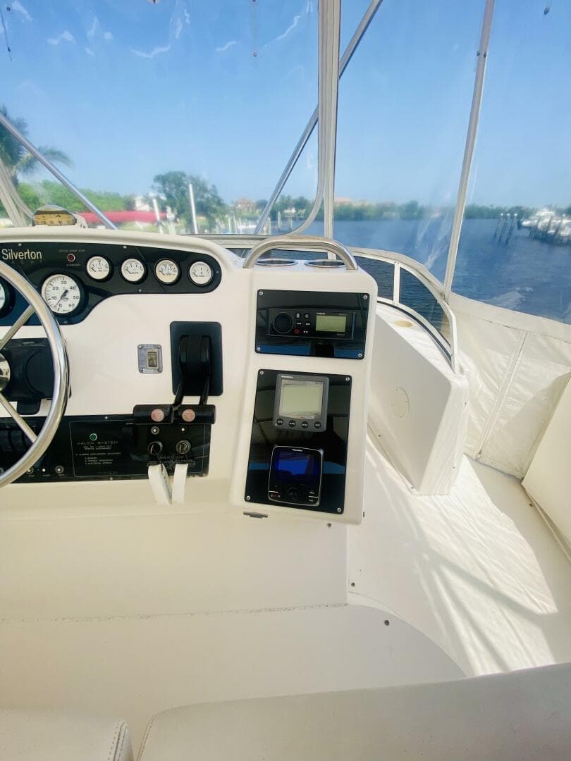 1997 Silverton 392 — photo 14