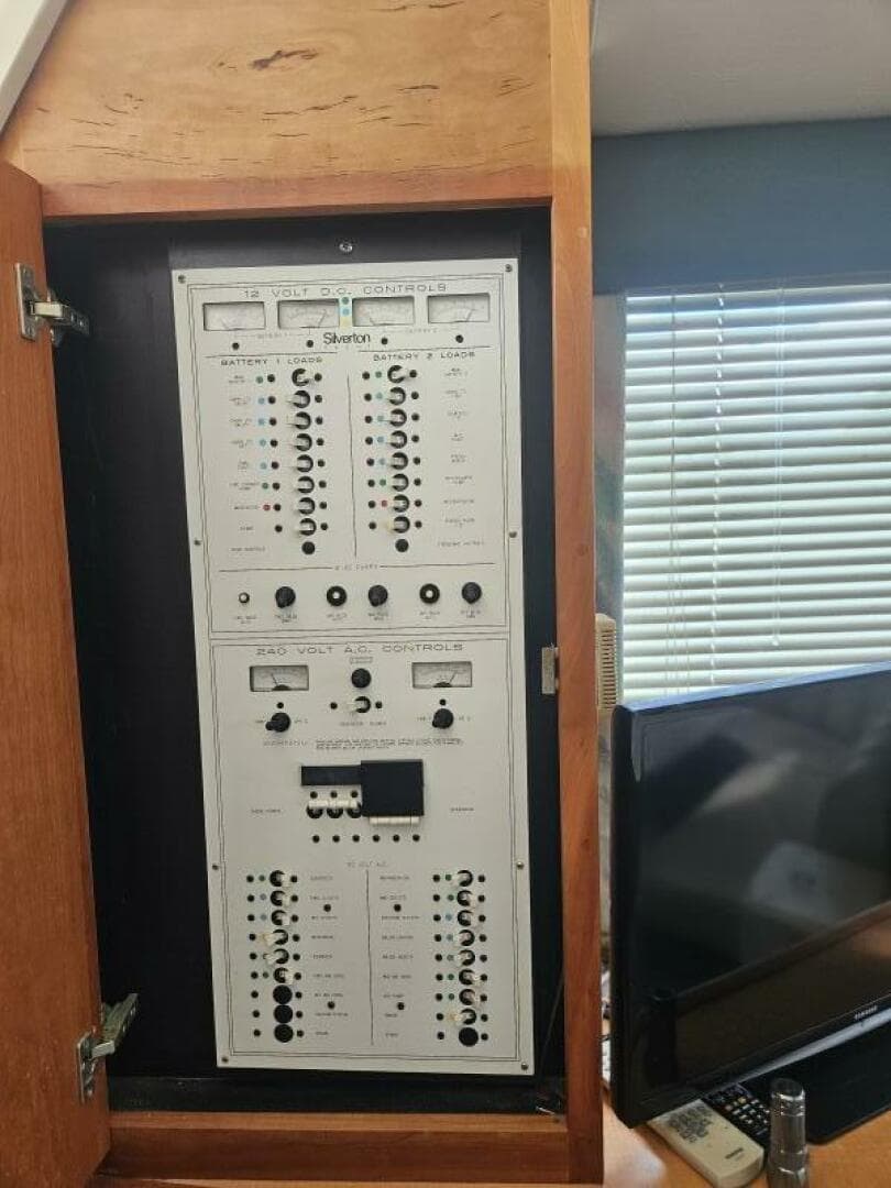 1997 Silverton 392 — photo 68