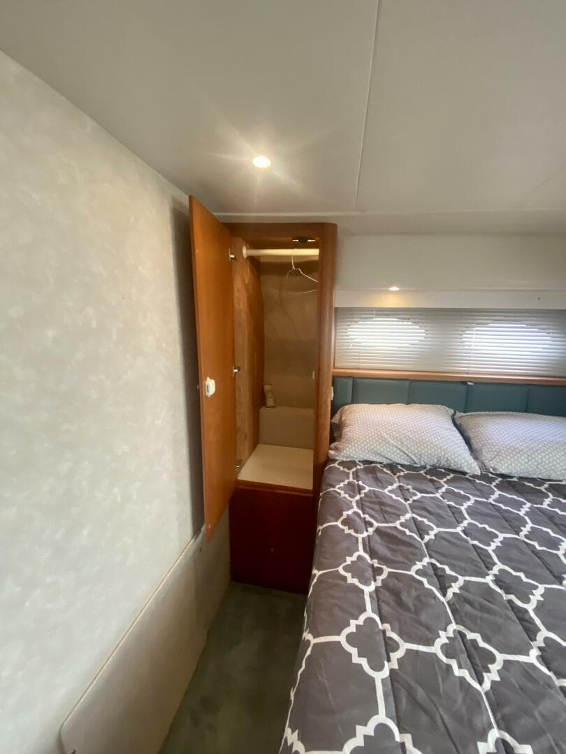 1997 Silverton 392 — photo 24