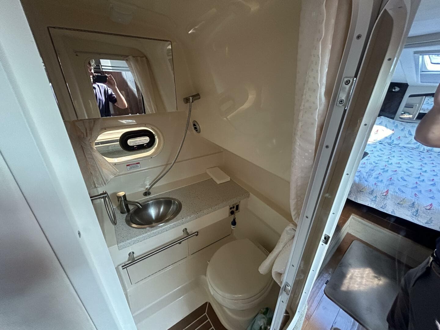 2016 Sea Ray 310 Sundancer — photo 17