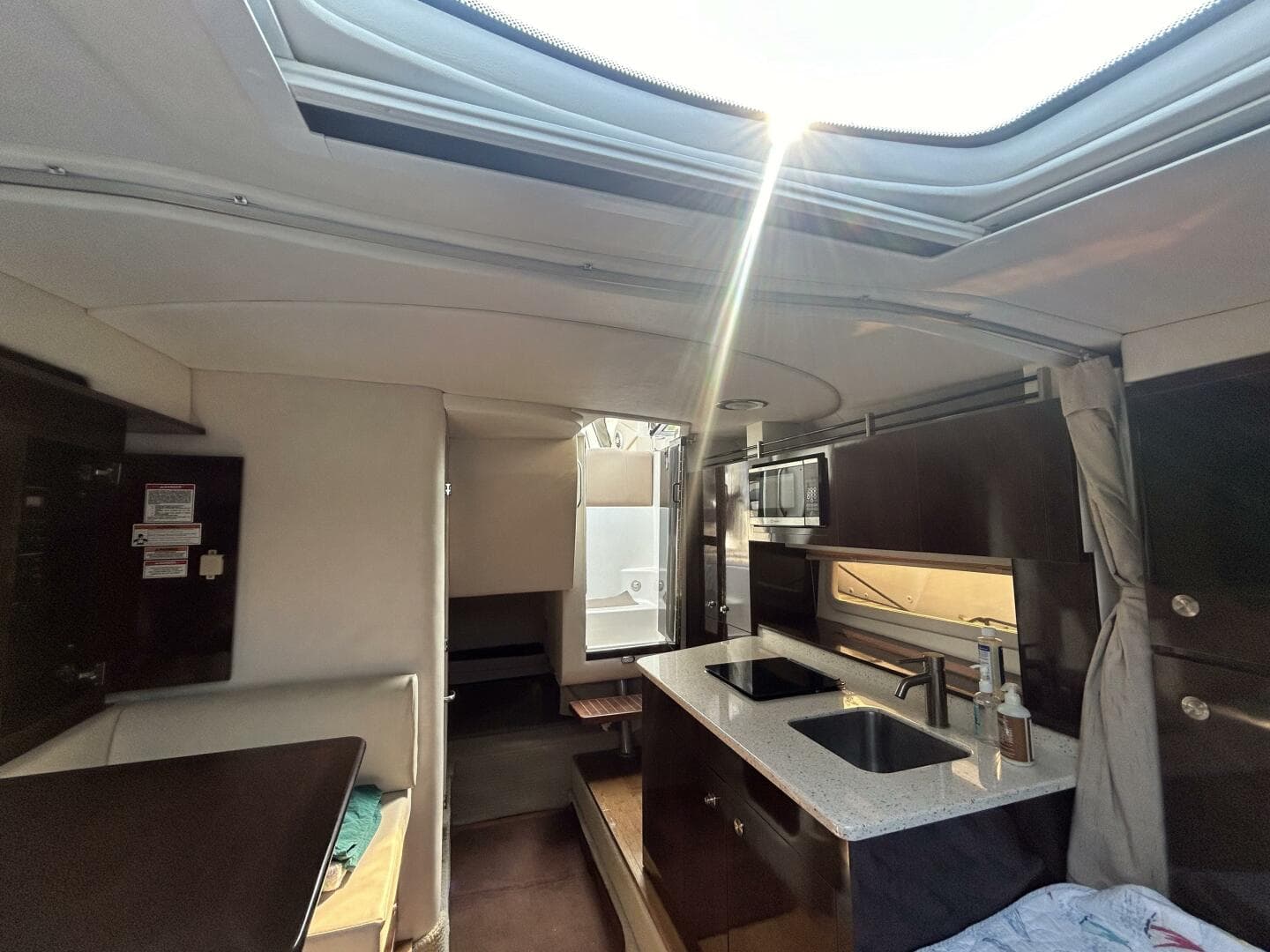 2016 Sea Ray 310 Sundancer — photo 16