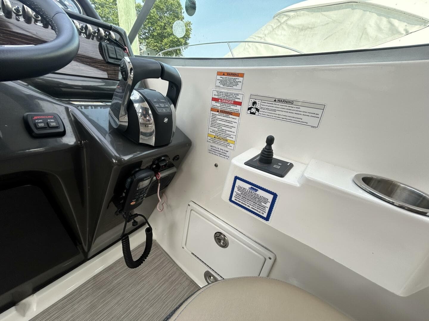 2016 Sea Ray 310 Sundancer — photo 9