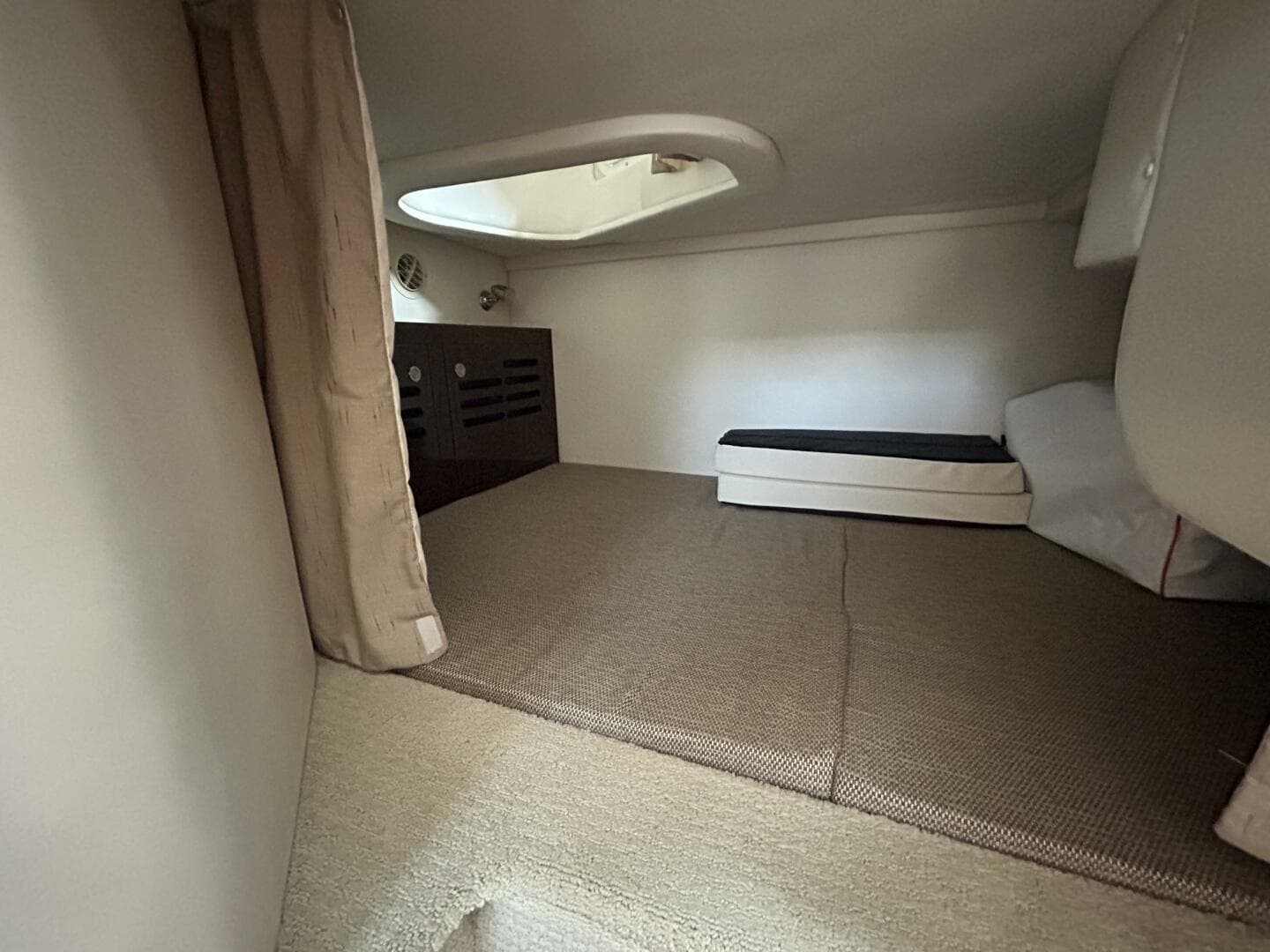 2016 Sea Ray 310 Sundancer — photo 18