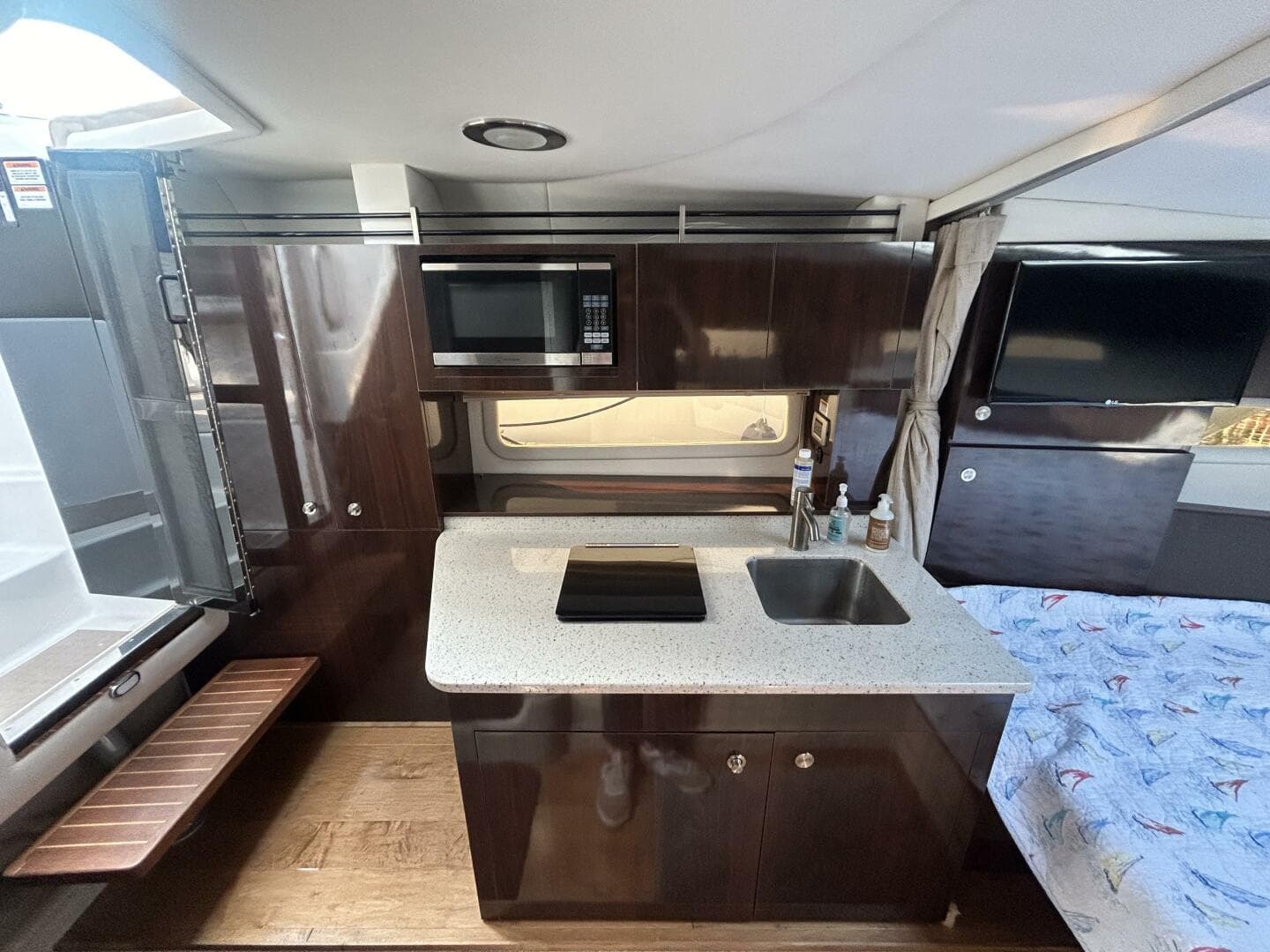 2016 Sea Ray 310 Sundancer — photo 13