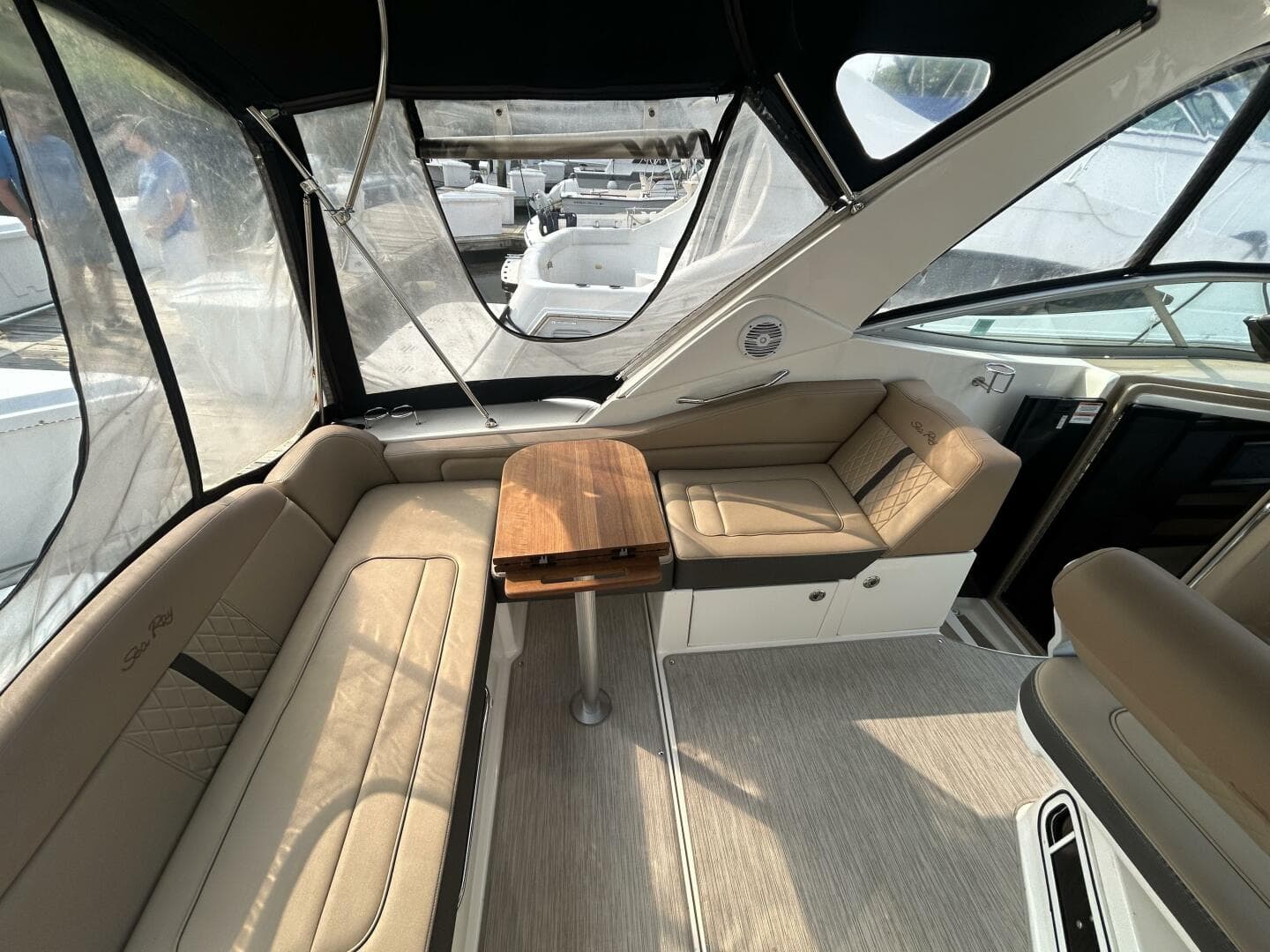 2016 Sea Ray 310 Sundancer — photo 5