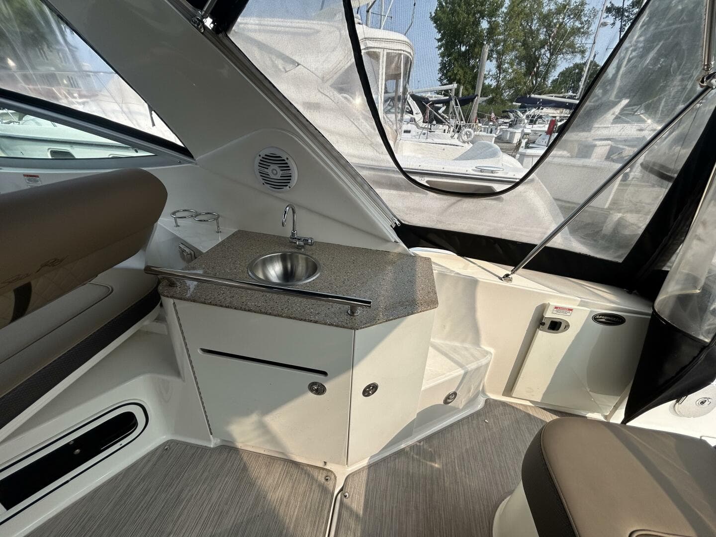 2016 Sea Ray 310 Sundancer — photo 10