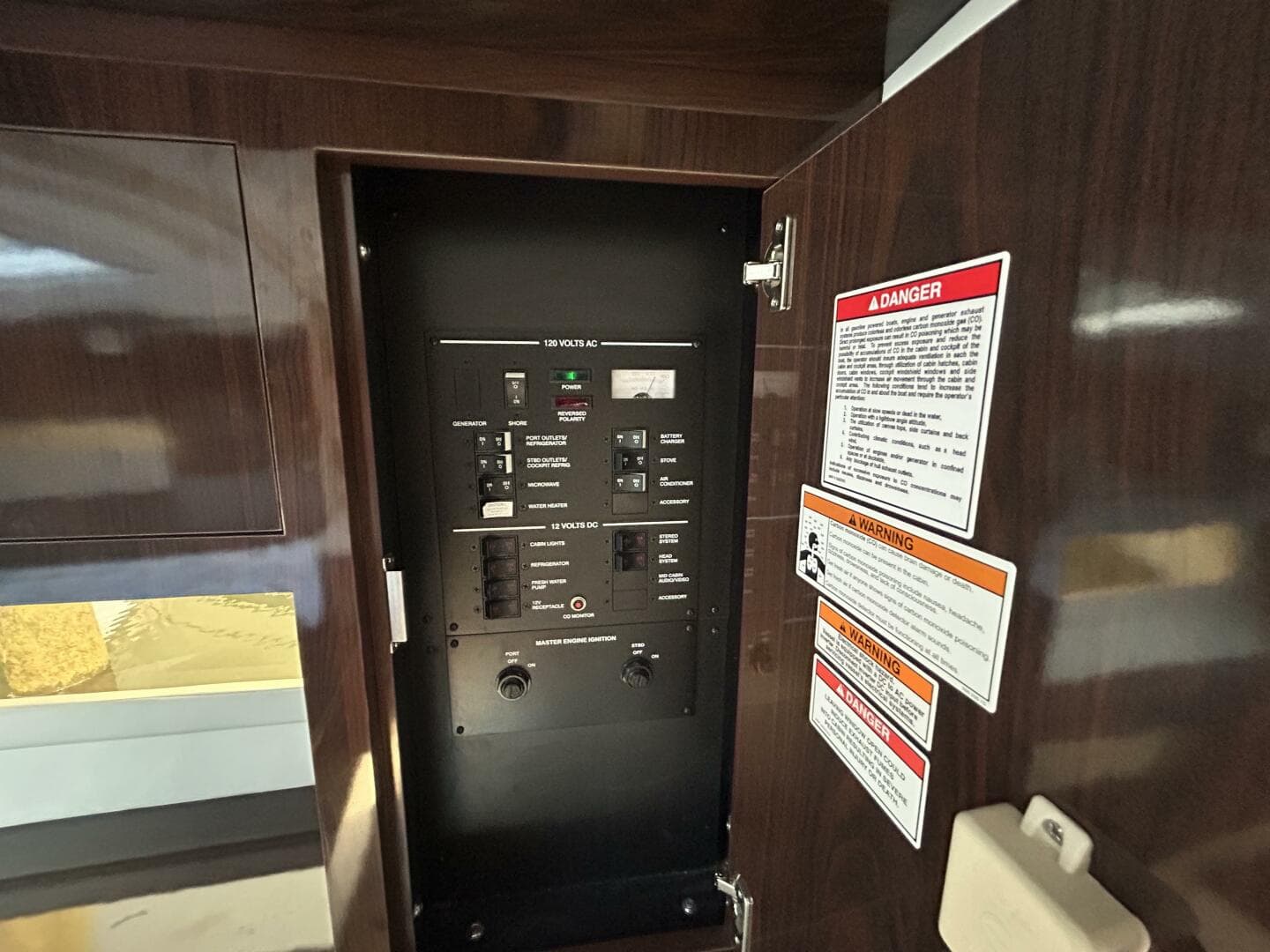 2016 Sea Ray 310 Sundancer — photo 29