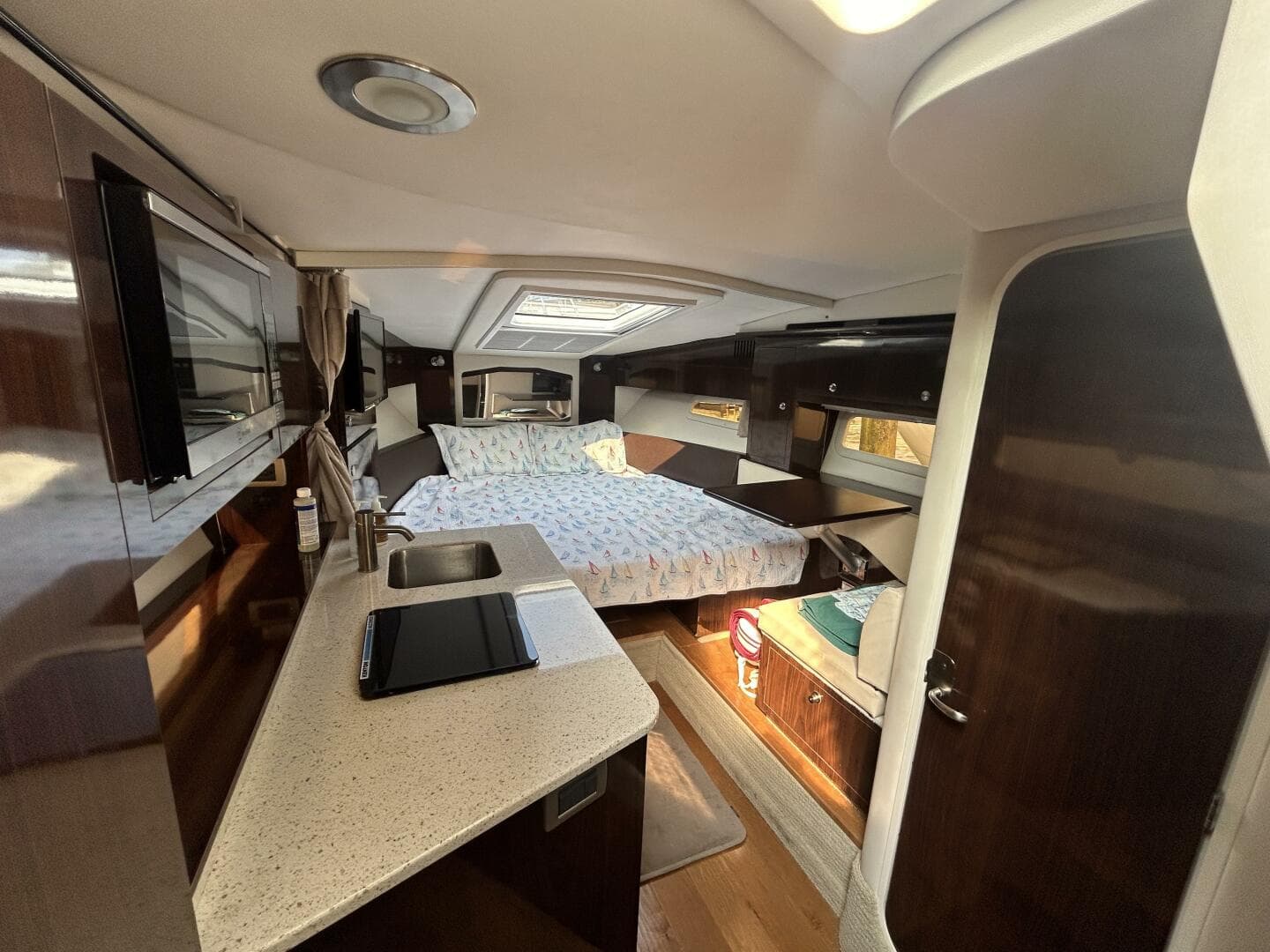 2016 Sea Ray 310 Sundancer — photo 12