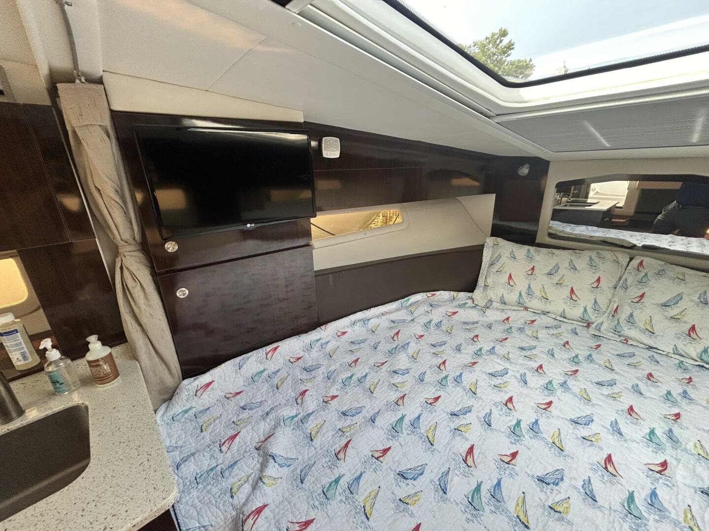 2016 Sea Ray 310 Sundancer — photo 14