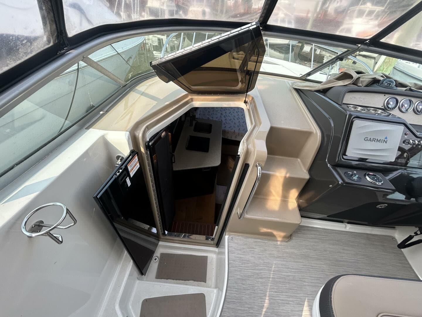 2016 Sea Ray 310 Sundancer — photo 11