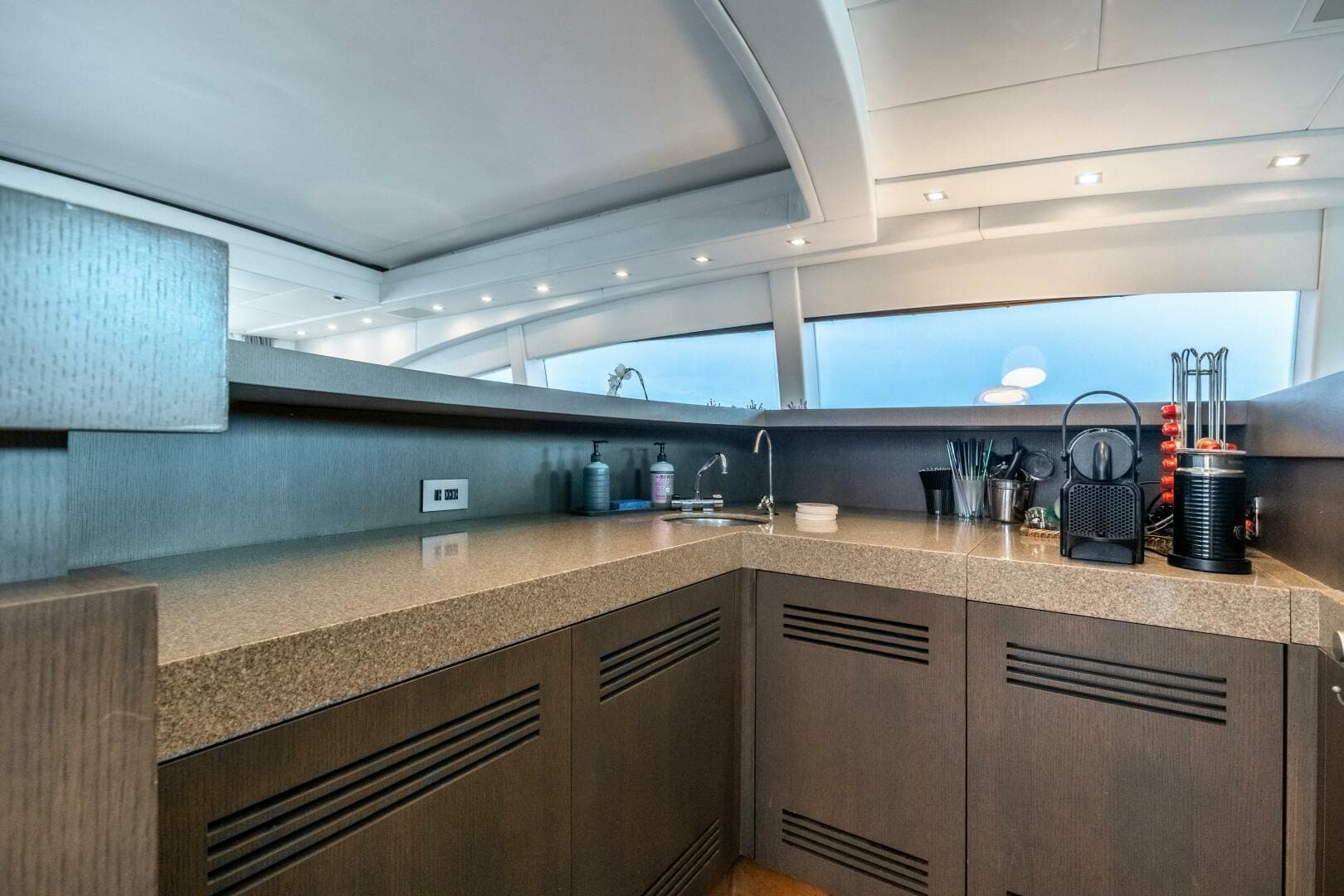 2005 Overmarine Mangusta 108 — photo 19