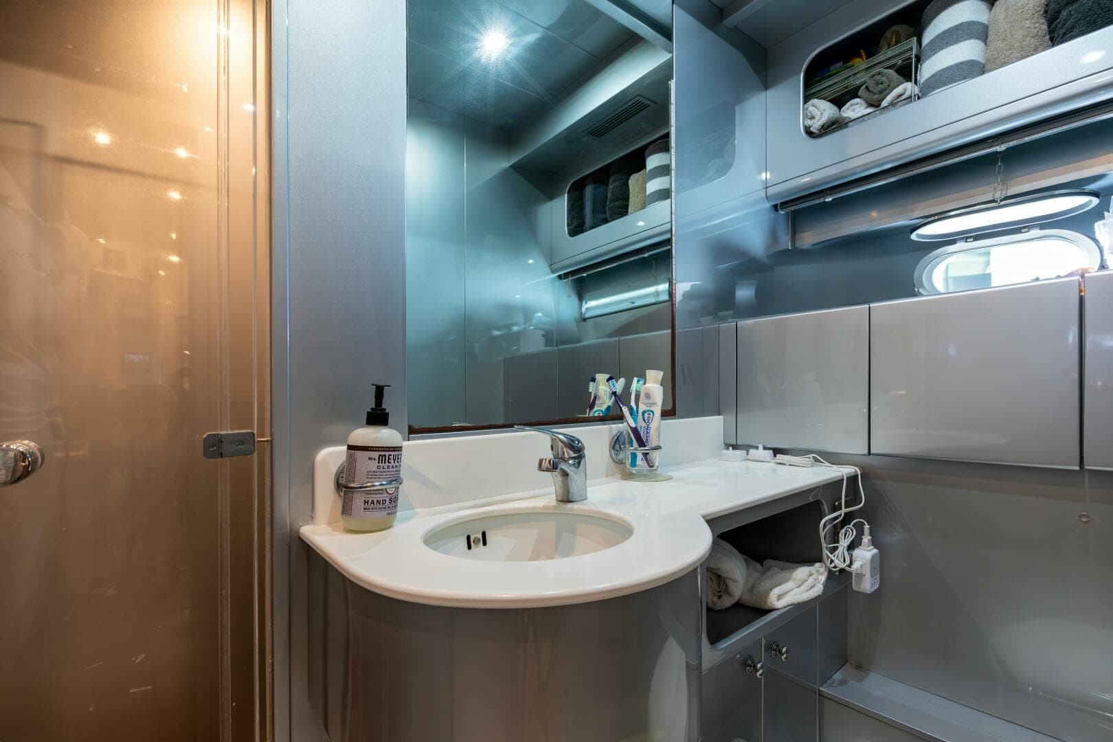 2005 Overmarine Mangusta 108 — photo 46