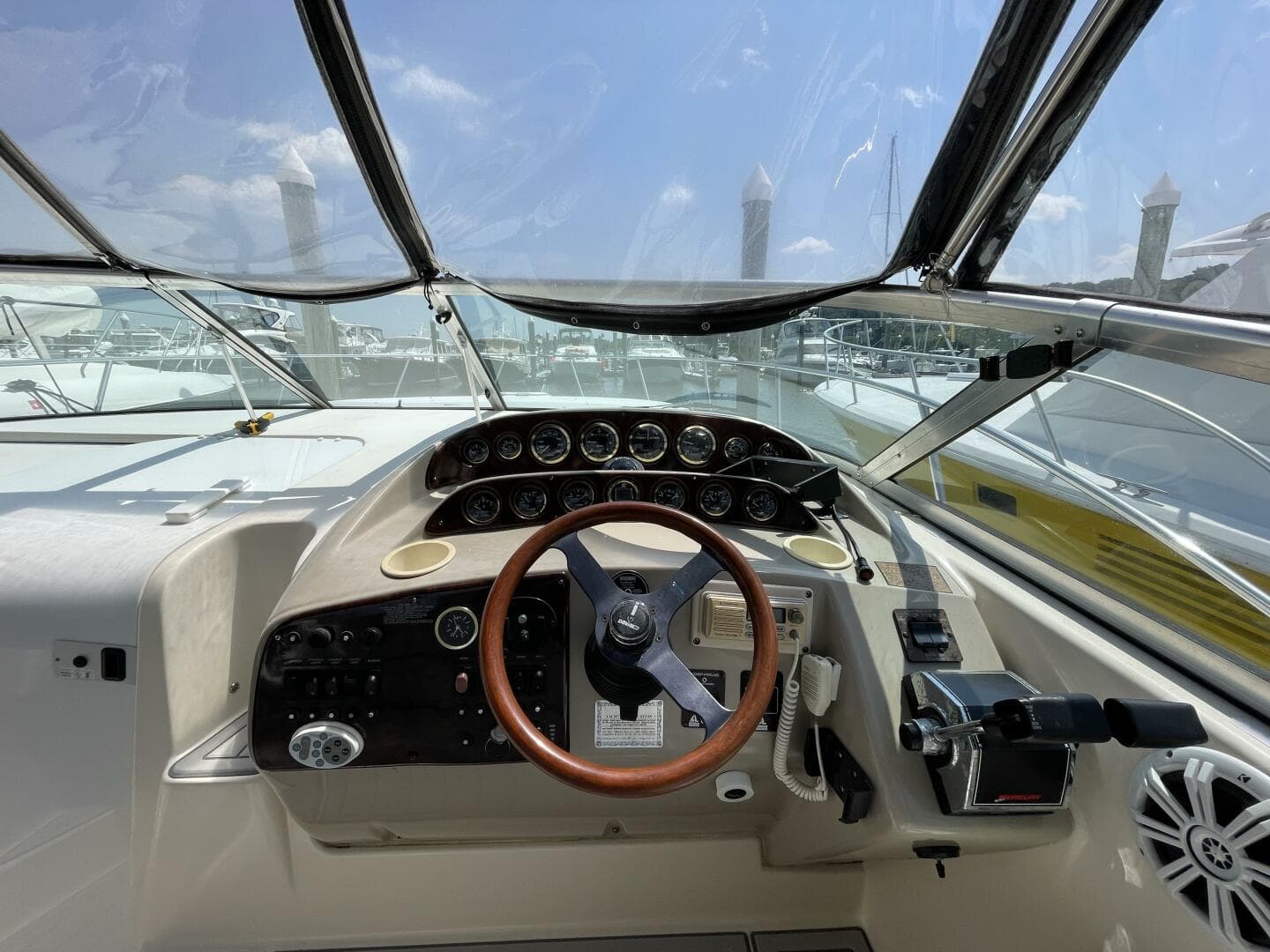 2000 Rinker 342 Fiesta Vee — photo 11