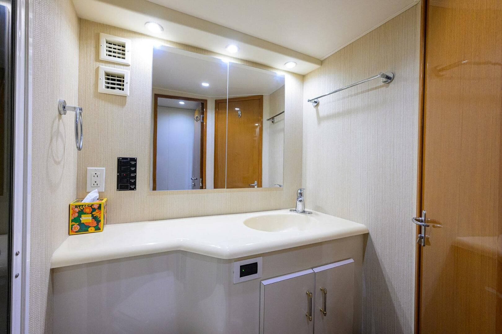 2000 Viking 50 Convertible — photo 22