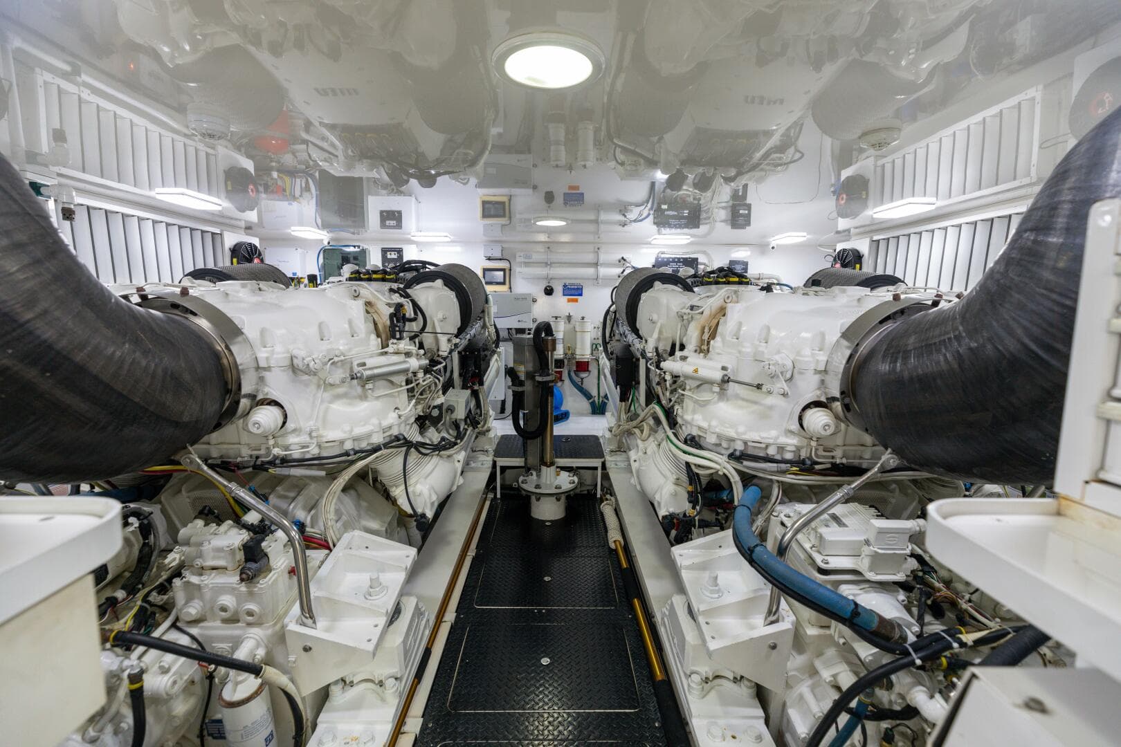 2015 Viking 70 Convertible — photo 42