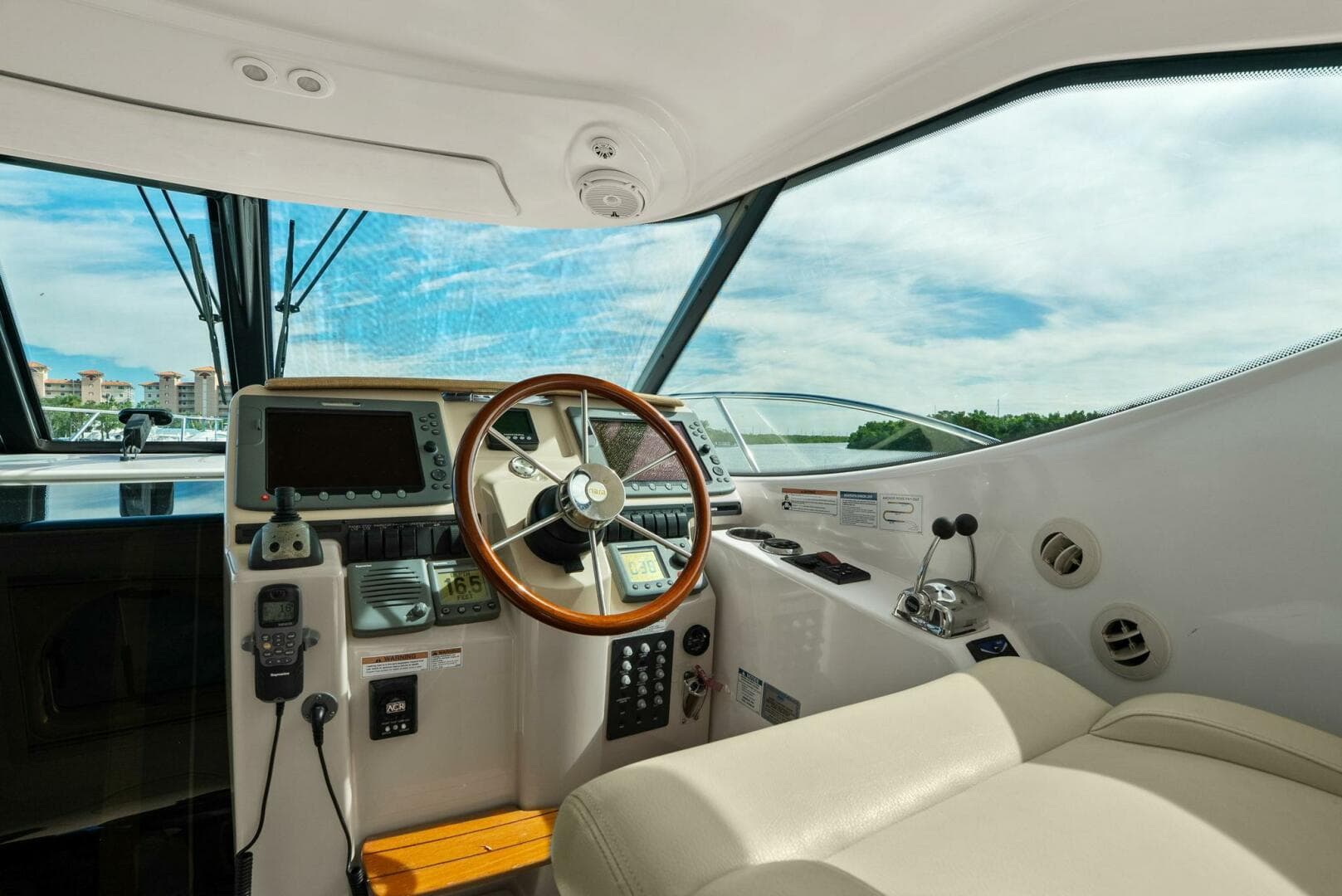 2008 Tiara Yachts 3500 Sovran — photo 17