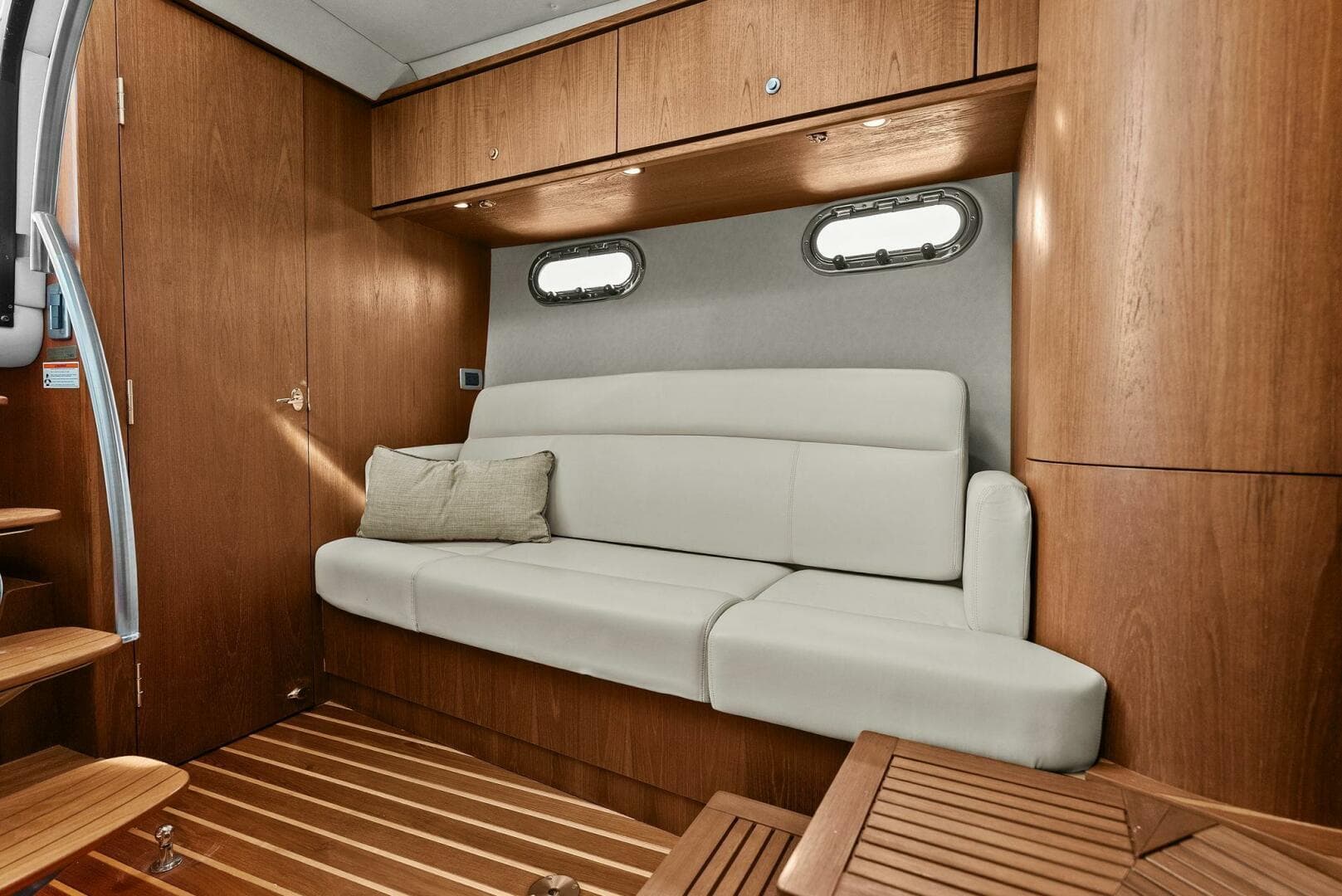 2008 Tiara Yachts 3500 Sovran — photo 5