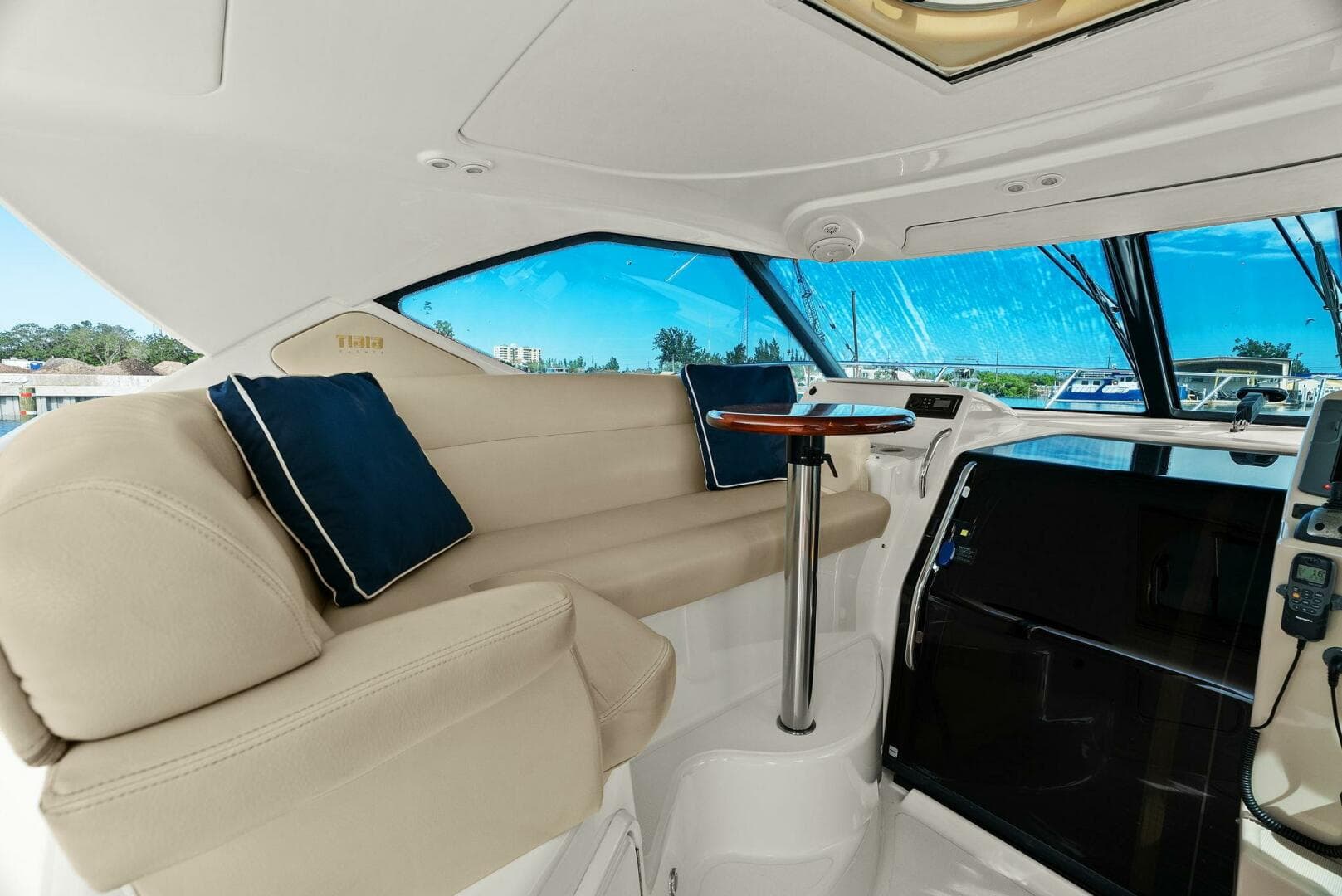 2008 Tiara Yachts 3500 Sovran — photo 23