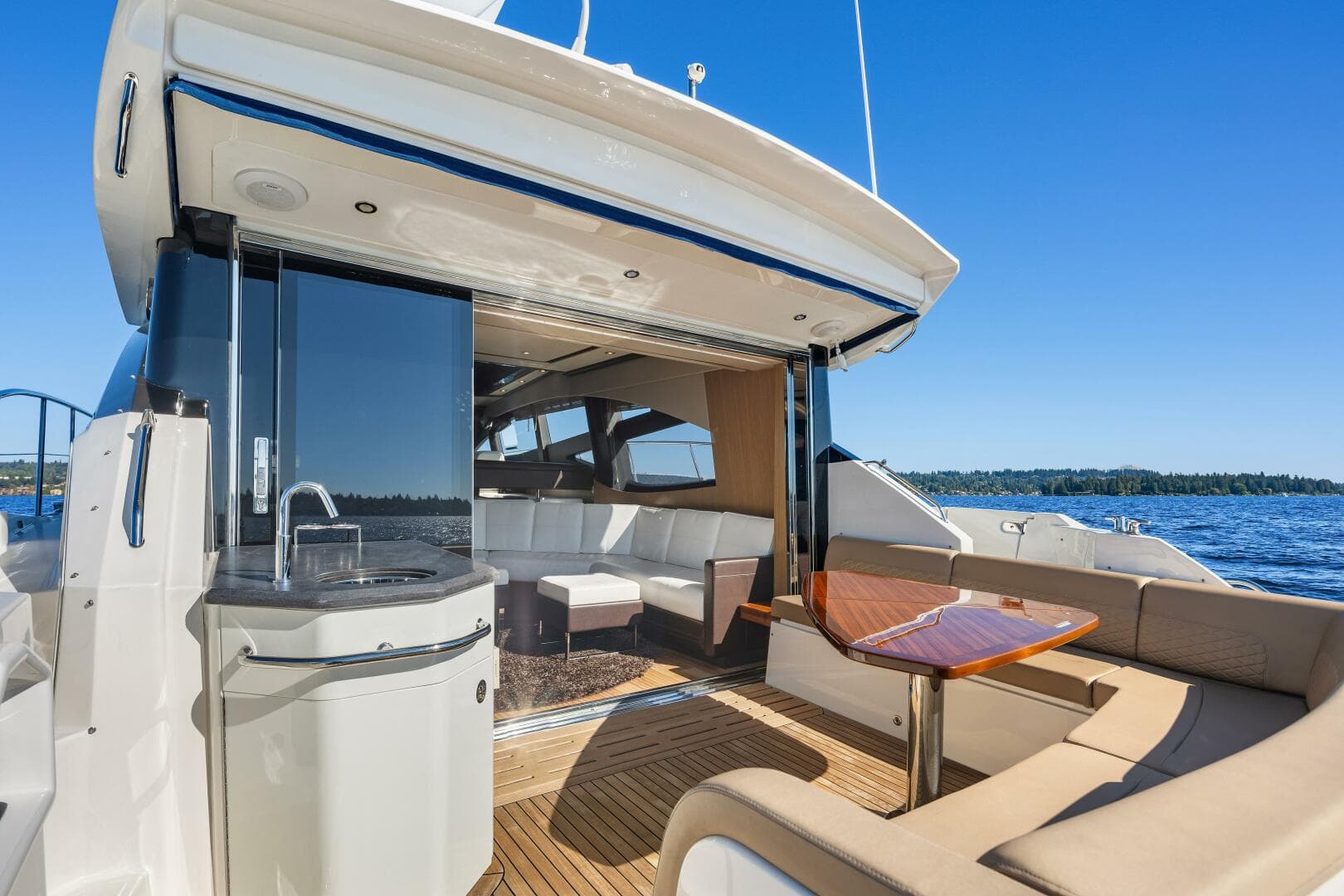 2017 Sea Ray L590 — photo 35
