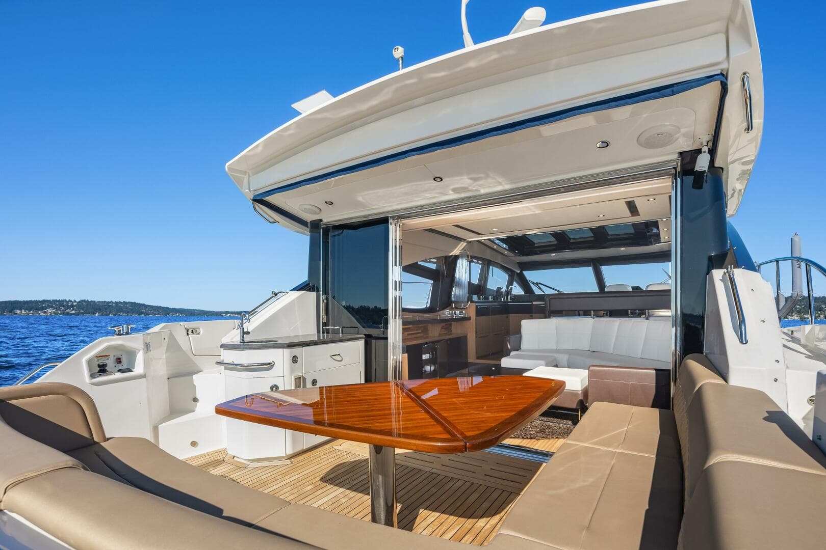 2017 Sea Ray L590 — photo 34