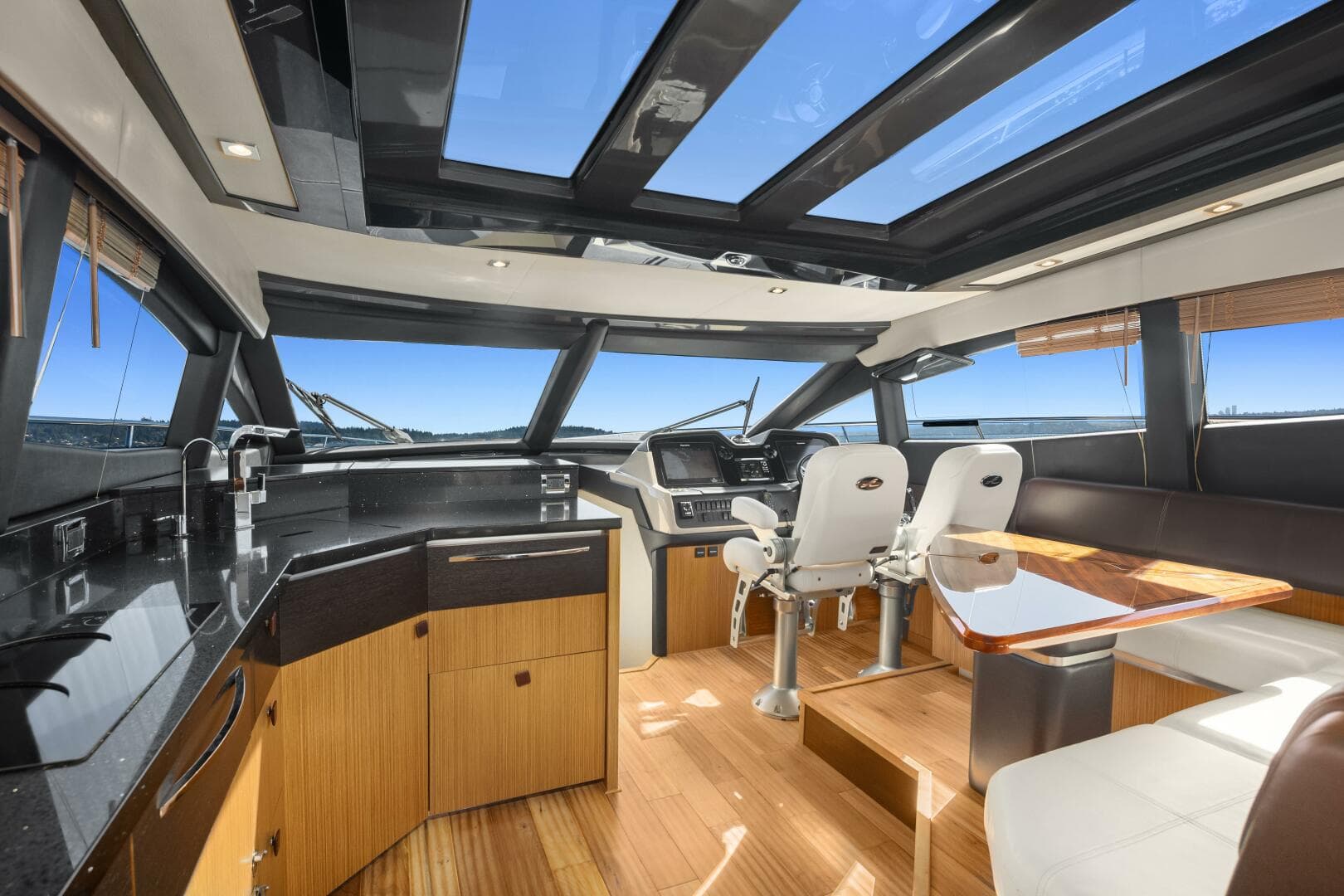 2017 Sea Ray L590 — photo 7