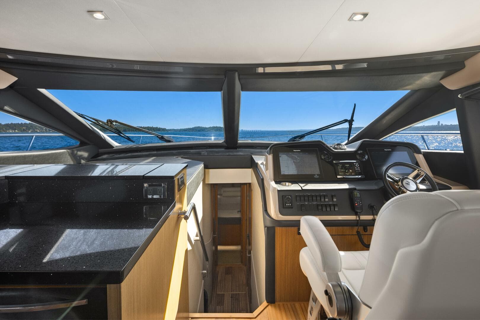 2017 Sea Ray L590 — photo 17