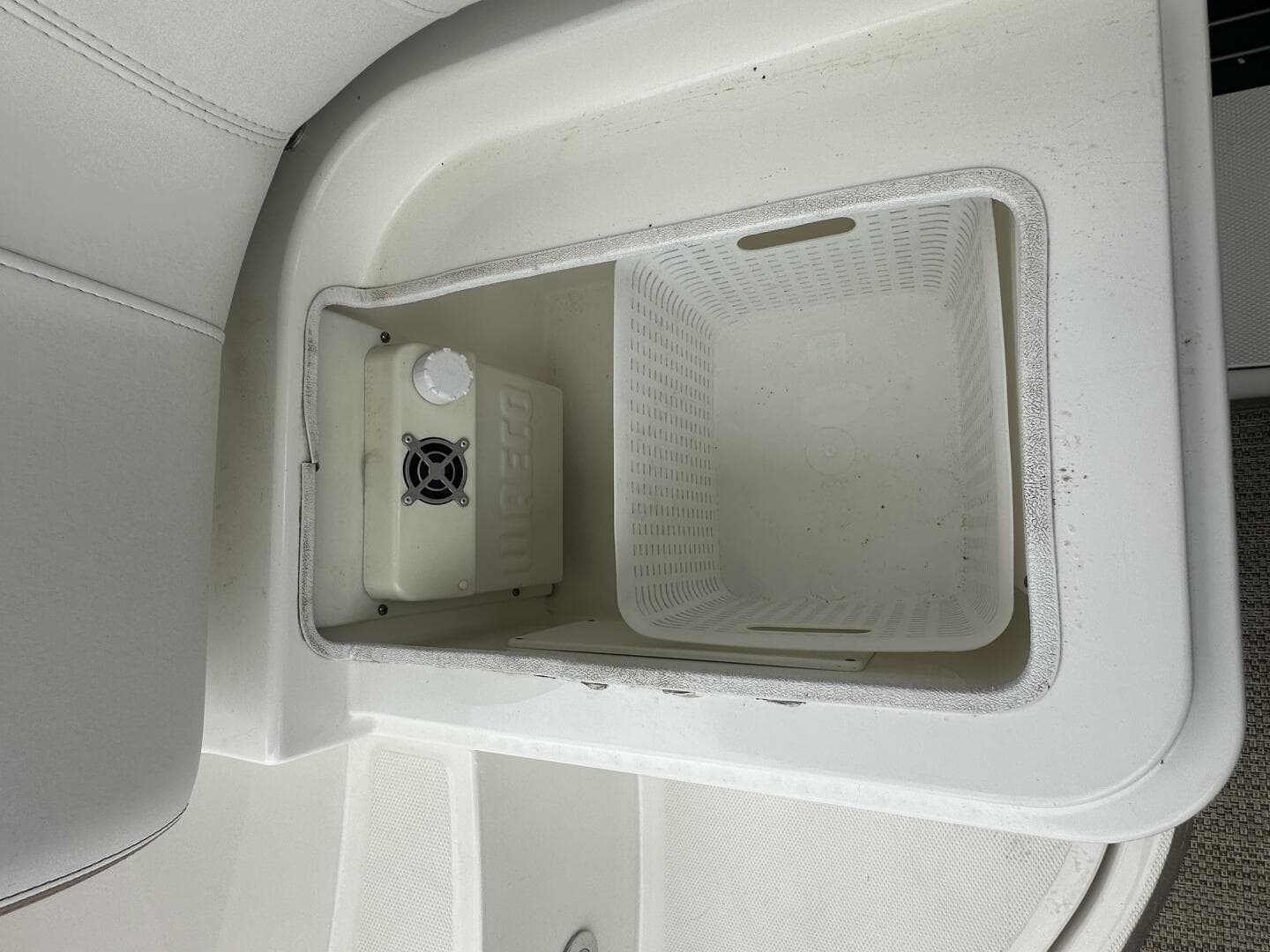 2018 Sea Ray 400 Sundancer — photo 7