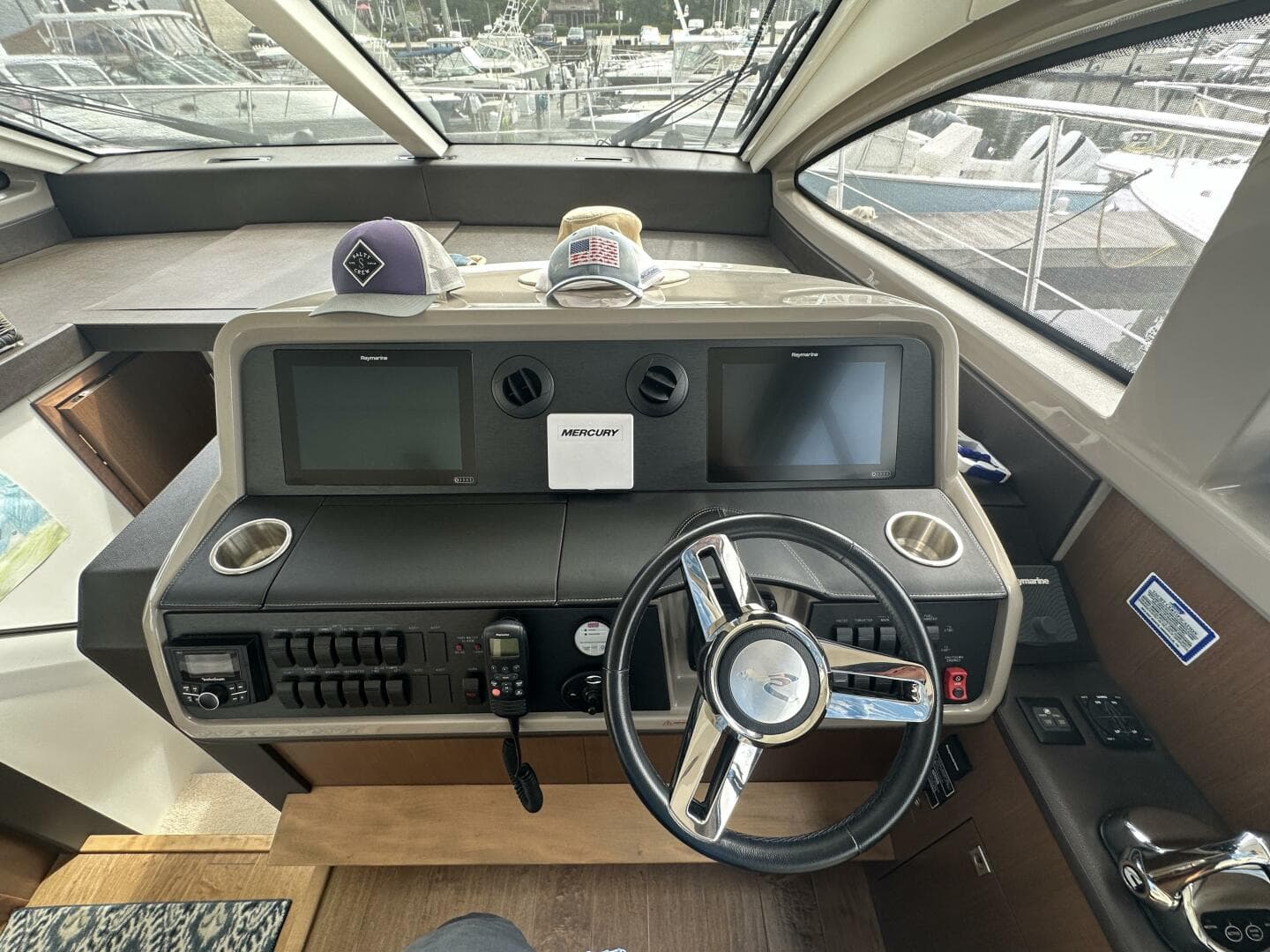 2018 Sea Ray 400 Sundancer — photo 27