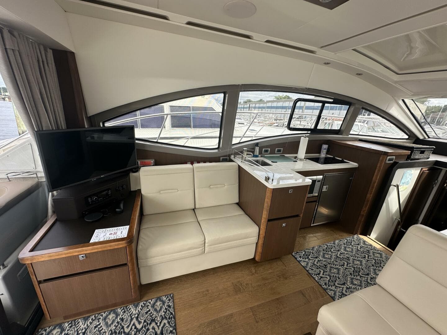 2018 Sea Ray 400 Sundancer — photo 21