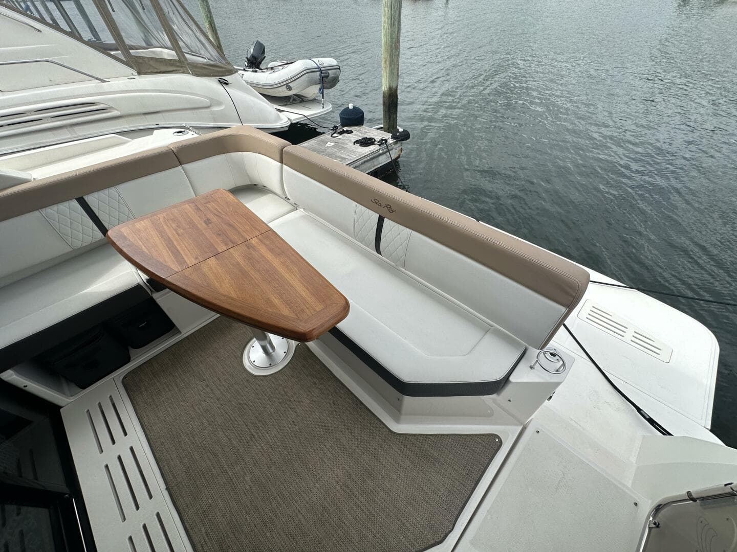 2018 Sea Ray 400 Sundancer — photo 6