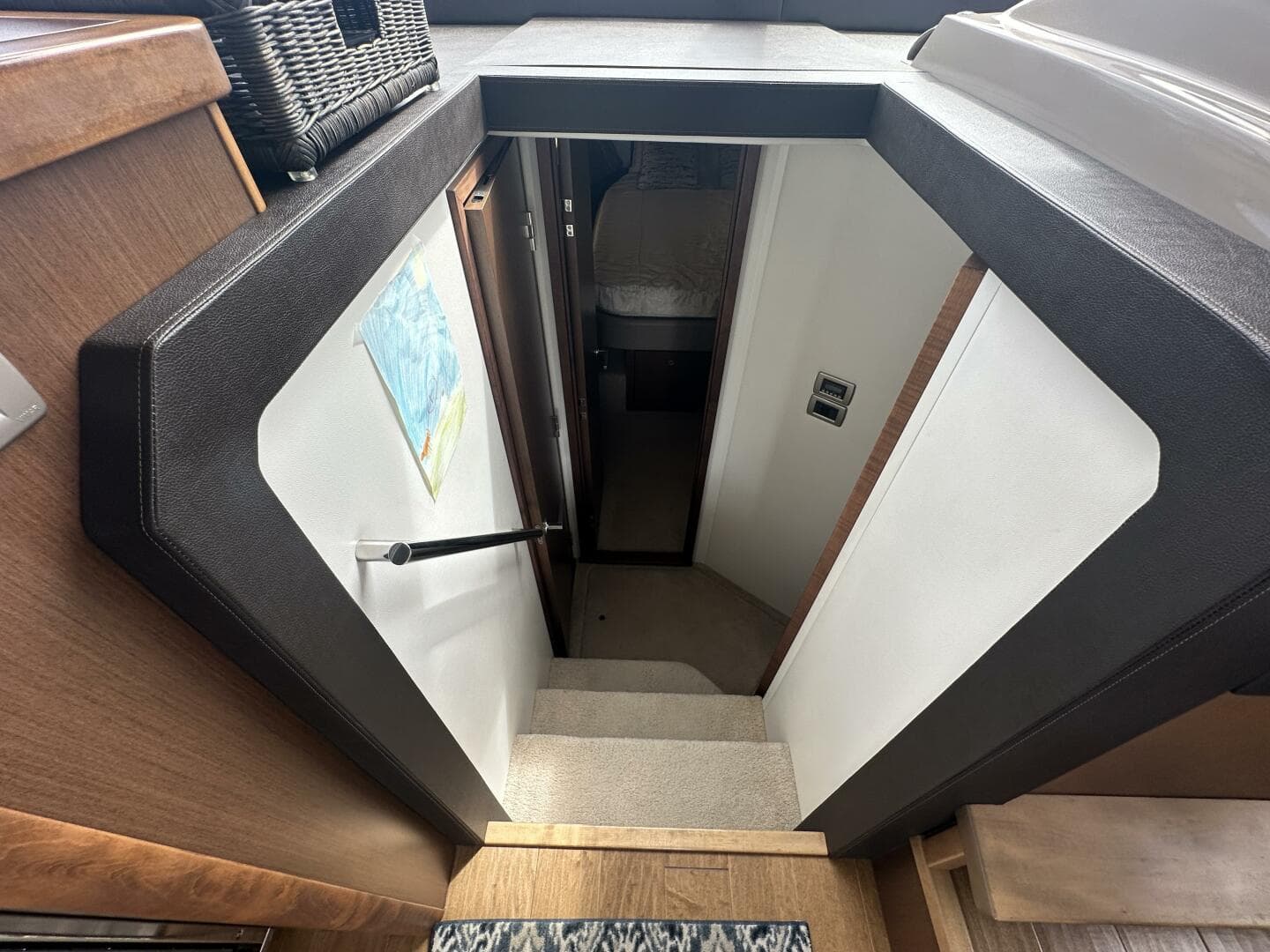 2018 Sea Ray 400 Sundancer — photo 30