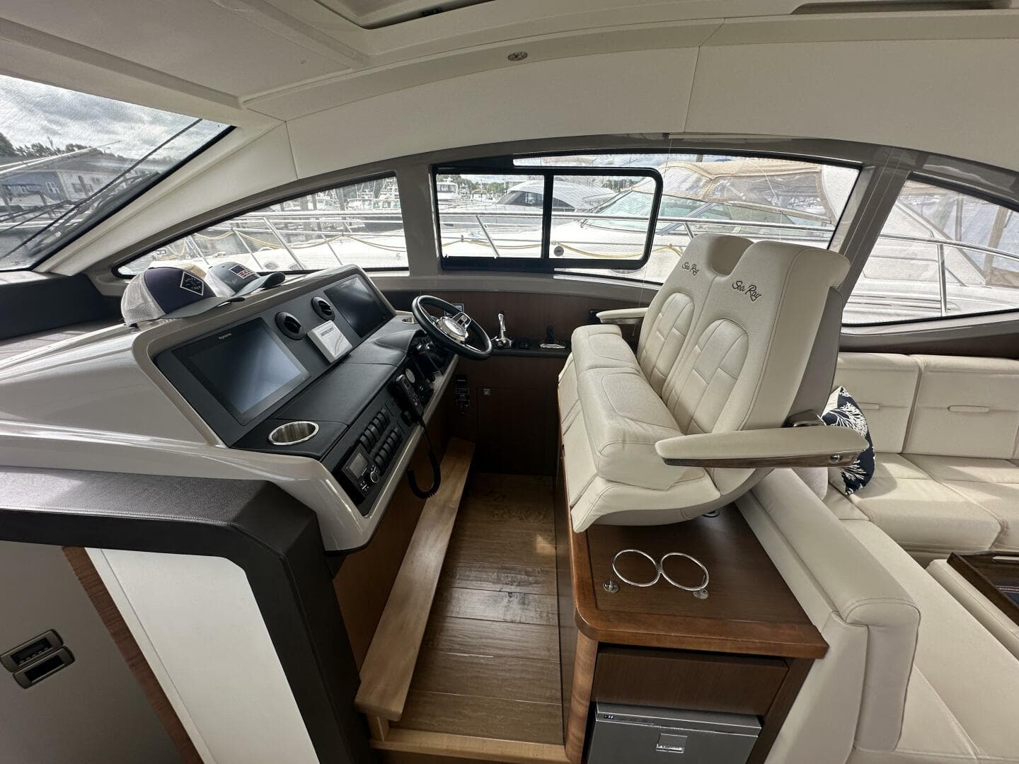 2018 Sea Ray 400 Sundancer — photo 19