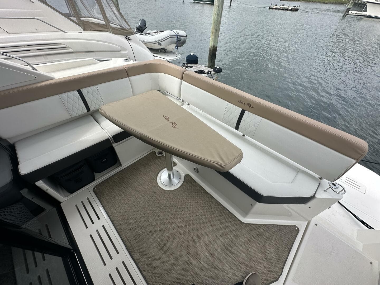 2018 Sea Ray 400 Sundancer — photo 9
