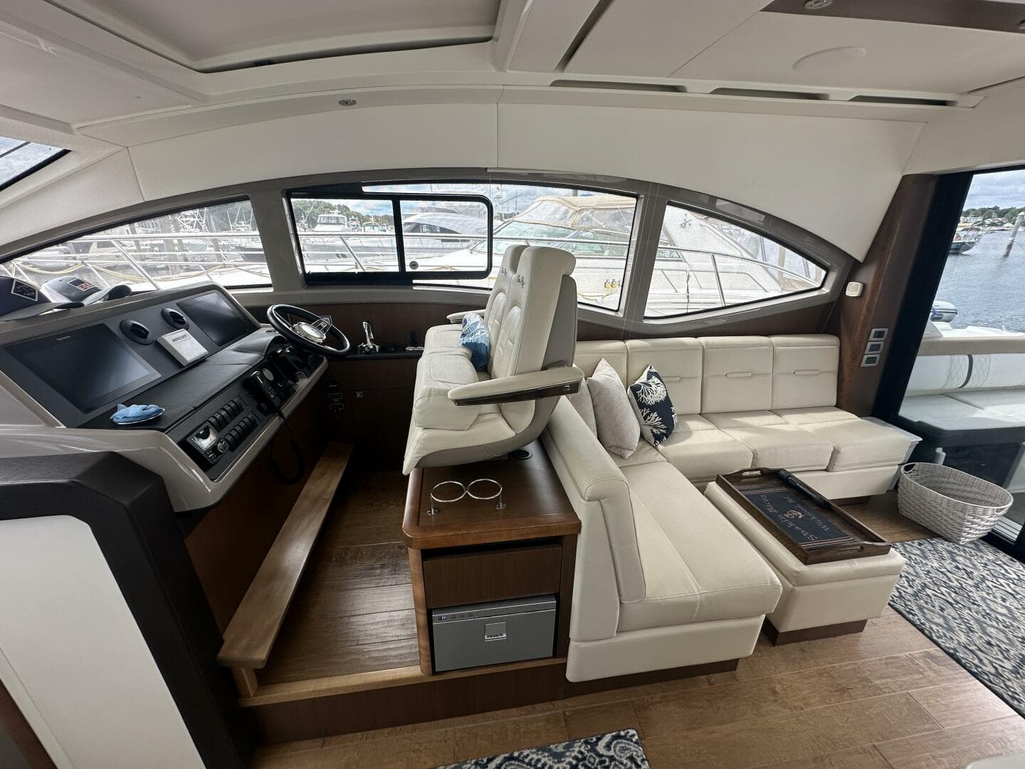 2018 Sea Ray 400 Sundancer — photo 24