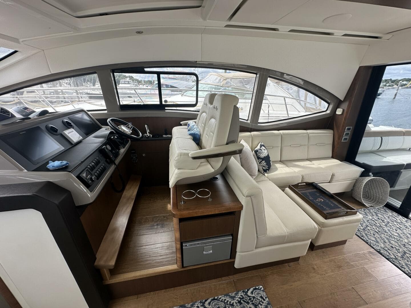 2018 Sea Ray 400 Sundancer — photo 22