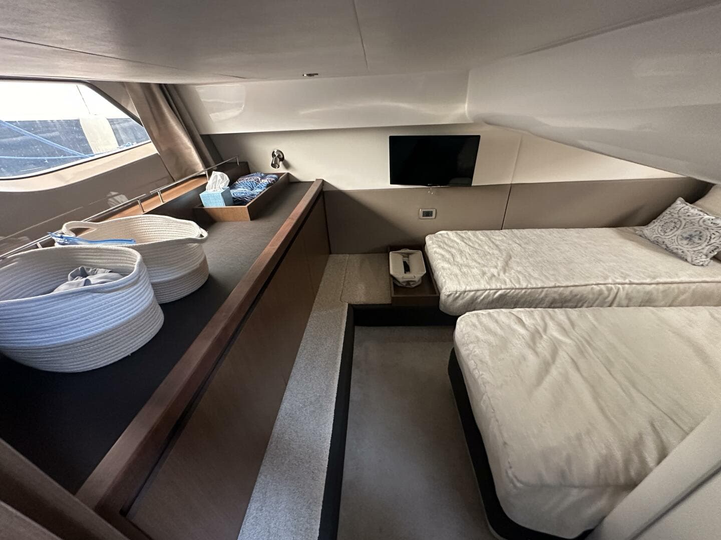 2018 Sea Ray 400 Sundancer — photo 37