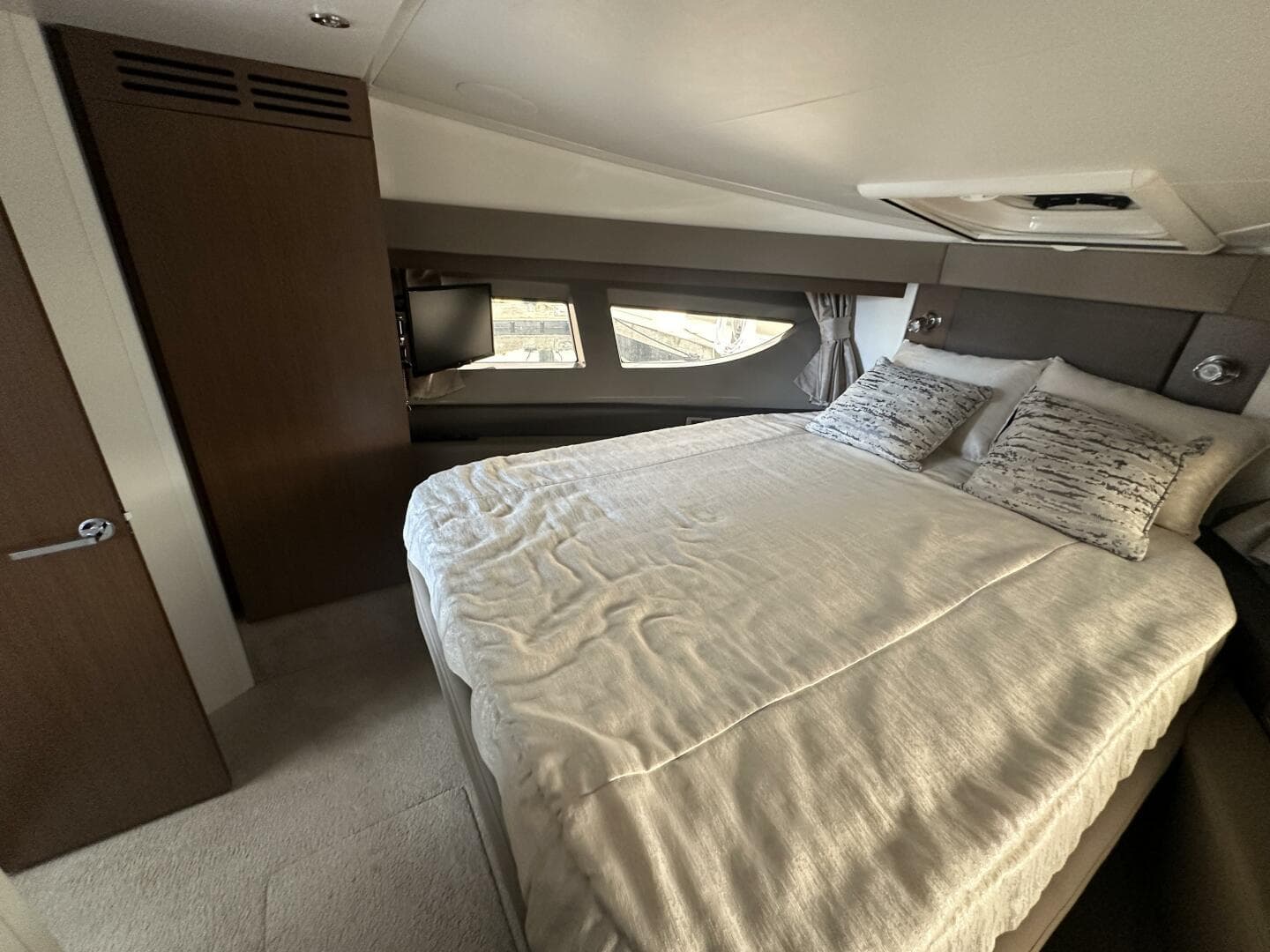 2018 Sea Ray 400 Sundancer — photo 32