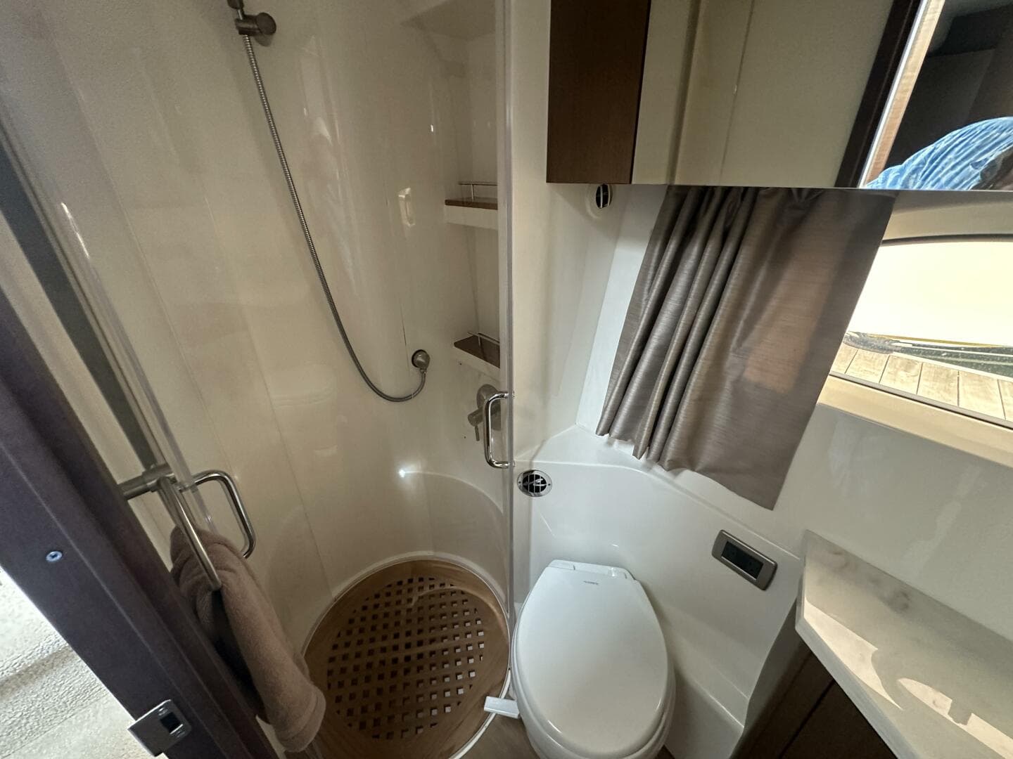 2018 Sea Ray 400 Sundancer — photo 38