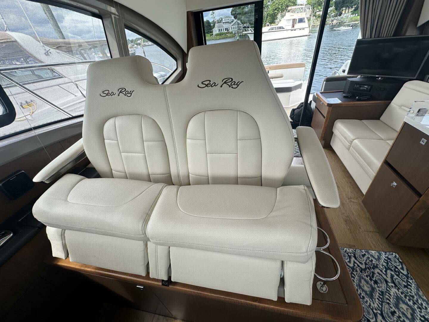 2018 Sea Ray 400 Sundancer — photo 33