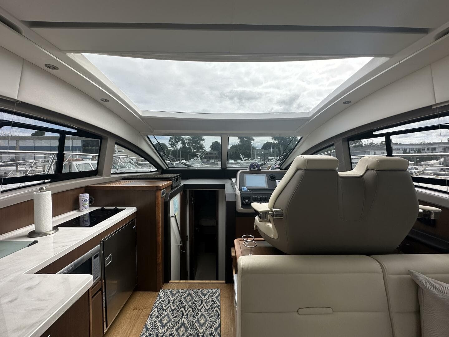 2018 Sea Ray 400 Sundancer — photo 17